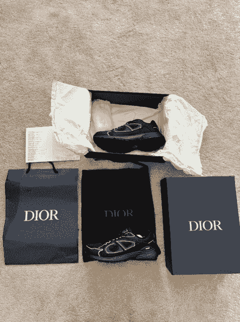 — Antoine Lefebvre Kicks de Luxe has transformed my shopping experience. The variety and customer service are exemplary, I will return without hesitation. Our clients love their new luxury shoes at accessible prices. site of sale of shoes of luxury at affordable prices