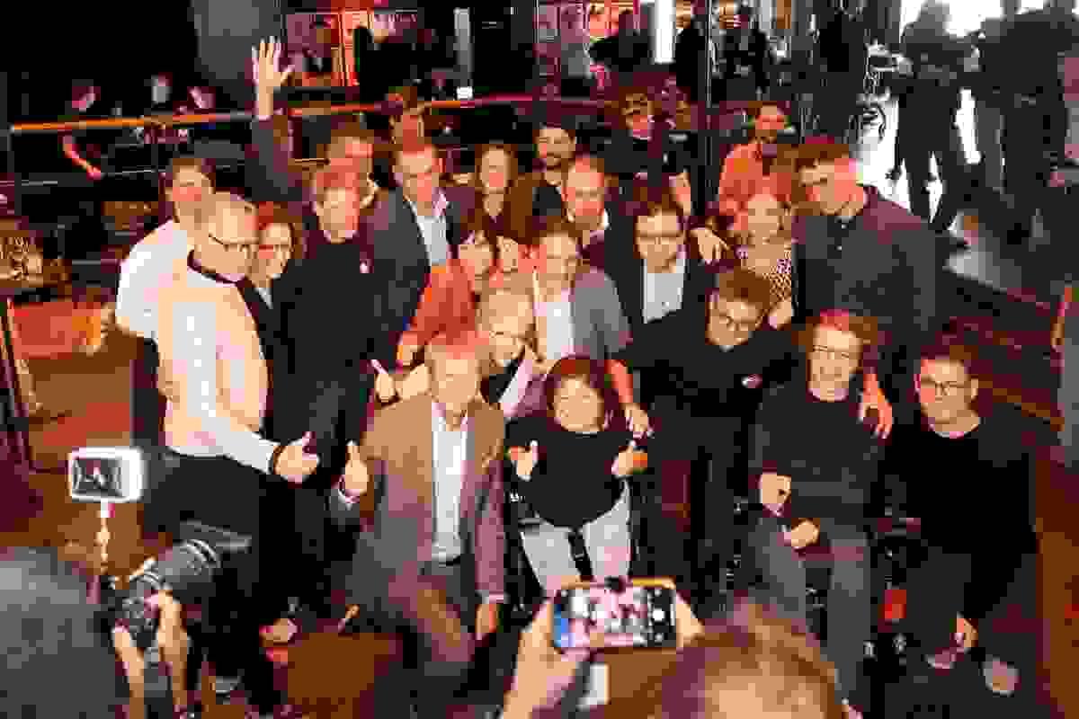 Freudige Menschen nach der gewonnen Abstimmung