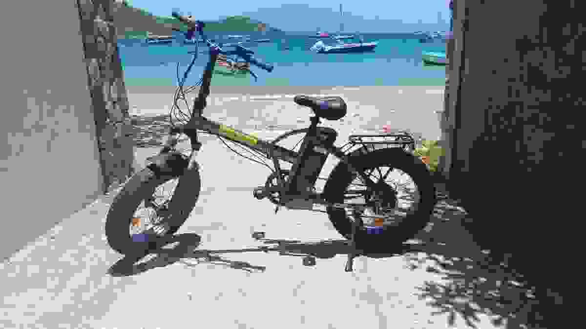 le vélo prend la pose a la plage aux saintes le vélo prend la pose a la plage aux saintes