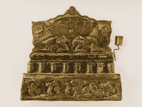 חנוכייה מברונזה עם תבליט אריות, כתובות עבריות ועיטורים מסורתיים חנוכייה מברונזה עם תבליט אריות, כתובות עבריות ועיטורים מסורתיים
