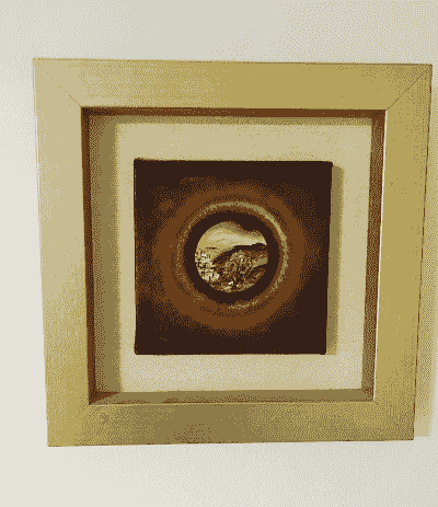 ציור מופשט עם מעגל מרכזי ובתוכו נוף קטן, בגוונים אדומים וצהובים ציור מופשט עם מעגל מרכזי ובתוכו נוף קטן, בגוונים אדומים וצהובים