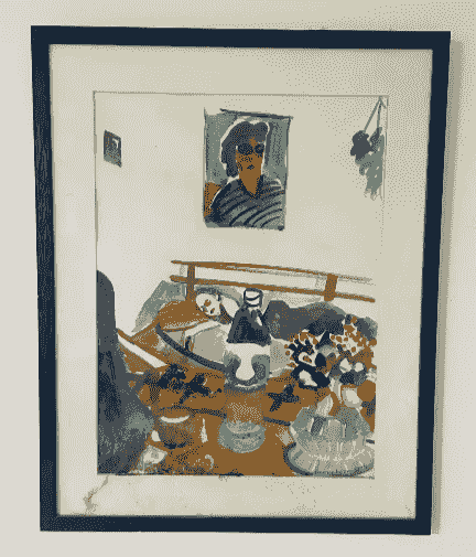 ציור של טבע דומם על שולחן עם בקבוק מים, חפצים צבעוניים ודיוקן תלוי ברקע ציור של טבע דומם על שולחן עם בקבוק מים, חפצים צבעוניים ודיוקן תלוי ברקע