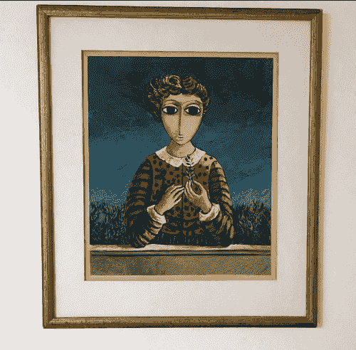 ציור של דמות יושבת ומחזיקה ענף קטן בידיה, על רקע כחול וצמחייה ציור של דמות יושבת ומחזיקה ענף קטן בידיה, על רקע כחול וצמחייה