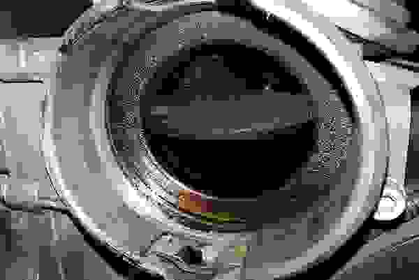 積碳、形成、清積碳、機油、汽油、號數、馬力、刺客機油、油膜厚度、吹漏氣、燃燒、積碳形成原因、吹漏氣外放、空濾箱有油、今川車業、詠瑋車業、G-nine、志諦車業、子宏車業、立志車業、車行推薦、機油推薦、整合行銷、品牌行銷、產品代言
