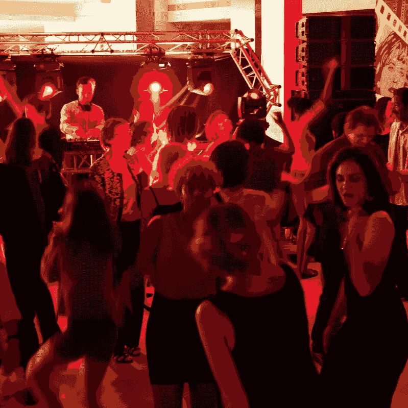 Ambiance lumineuse rouge et festive. Ambiance lumineuse rouge et festive.