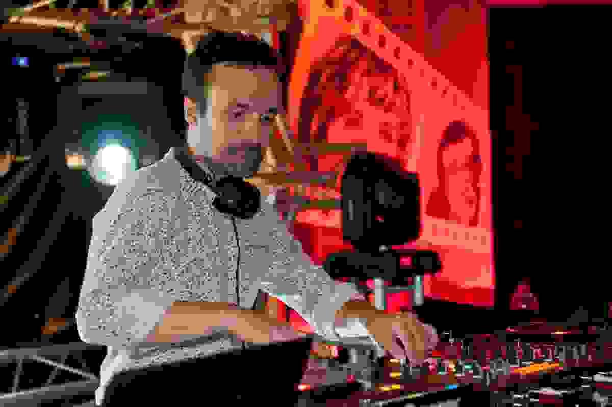 Cédric Allard en pleine session mix Cédric Allard en pleine session mix