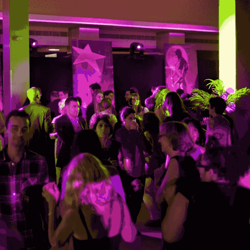 Ambiance lumineuse, festive et dansante. Ambiance lumineuse, festive et dansante.