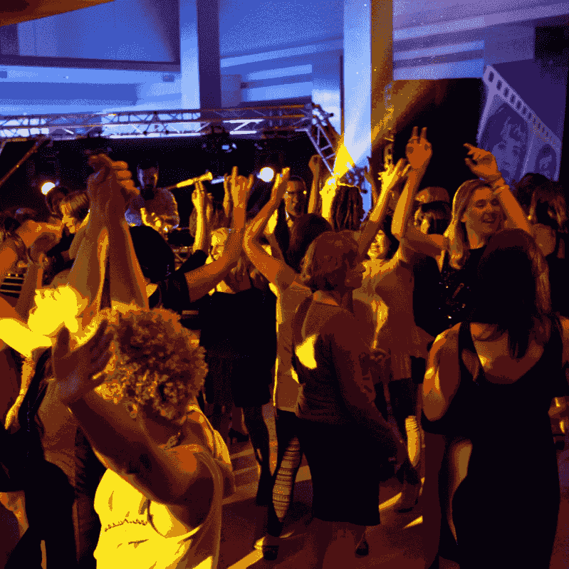 personnes en train de danser personnes en train de danser