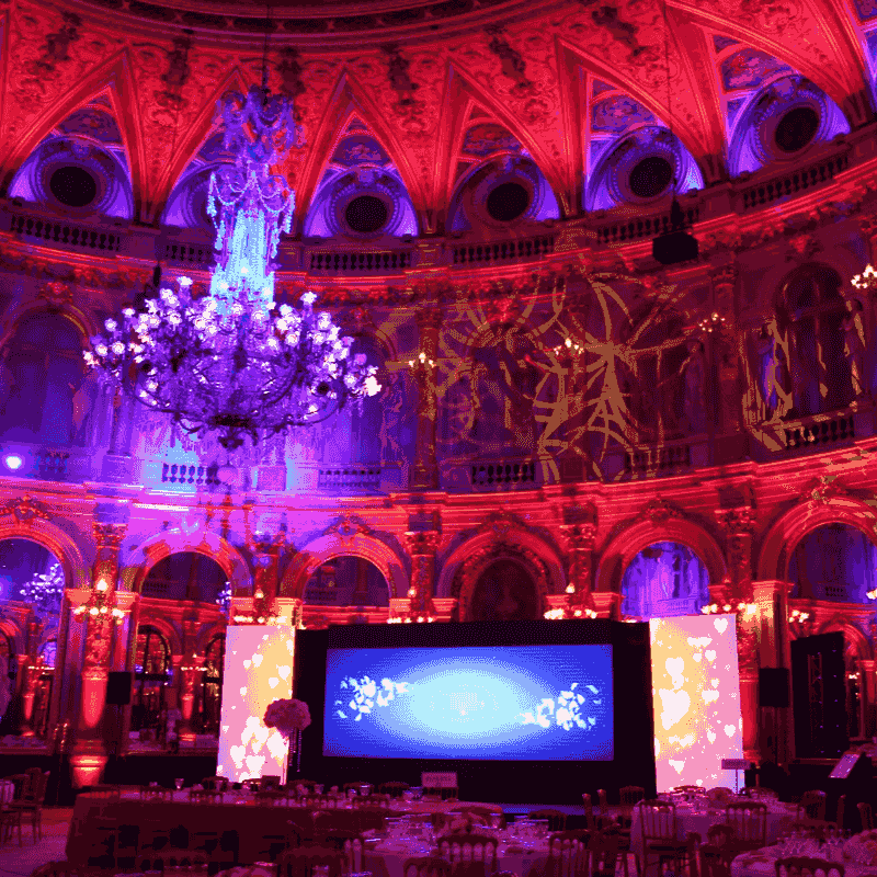 Salle de château avec des projections lumineuses Salle de château avec des projections lumineuses