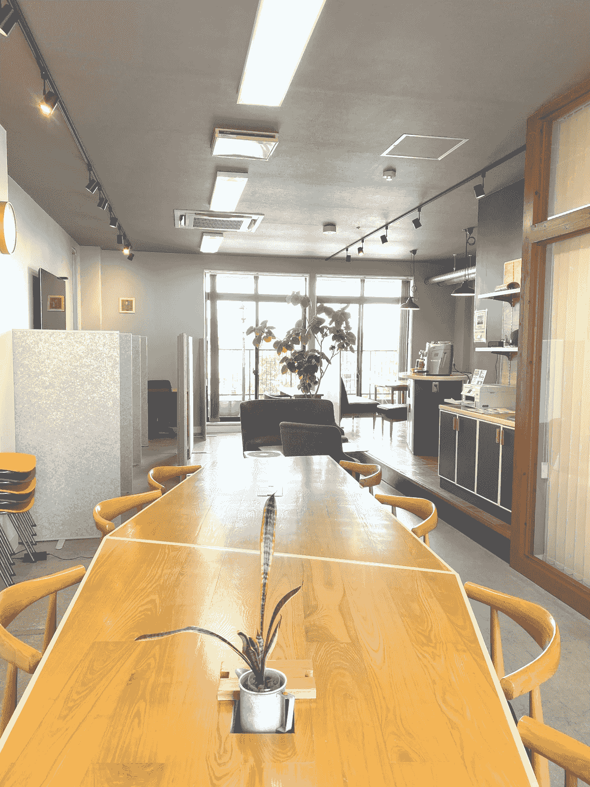 オープンな明るい空間で入りやすくて居心地がよいコワーキングスペース オープンな明るい空間で入りやすくて居心地がよいコワーキングスペース