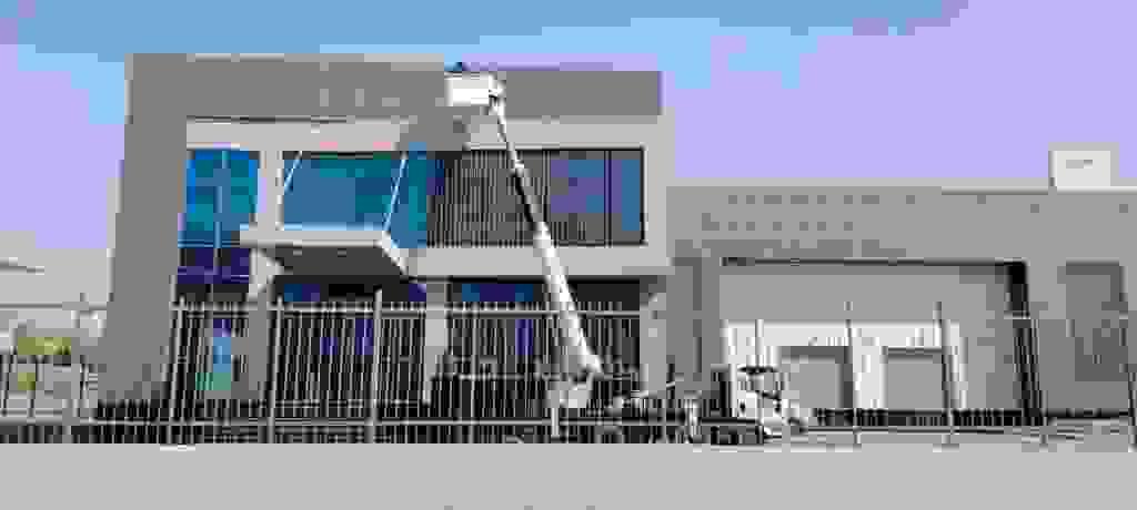 We clean the cladding effectively, as we work to remove dirt and pollutants that may affect its appearance. Our services guarantee you to maintain the beauty of your facade permanently. Cleaning the cladding What we are distinguished by cleaning glass facades and cladding and stone of houses commercial shops