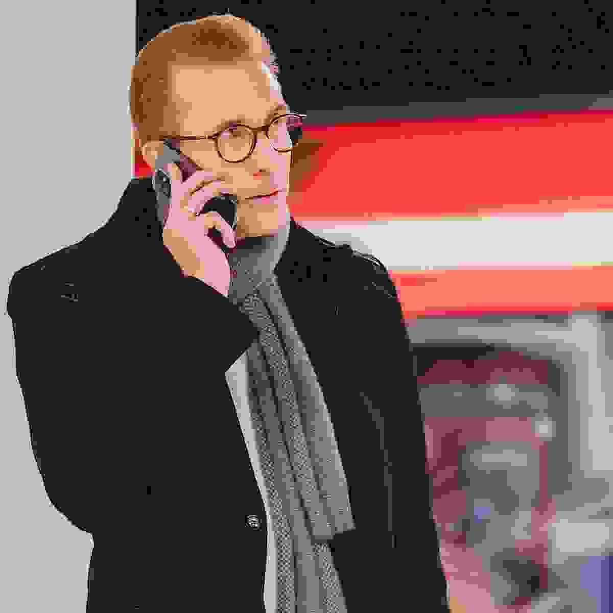 Ein telefonierender Mann vor einer U-Bahn. Agentur für Recruitmentfilme 