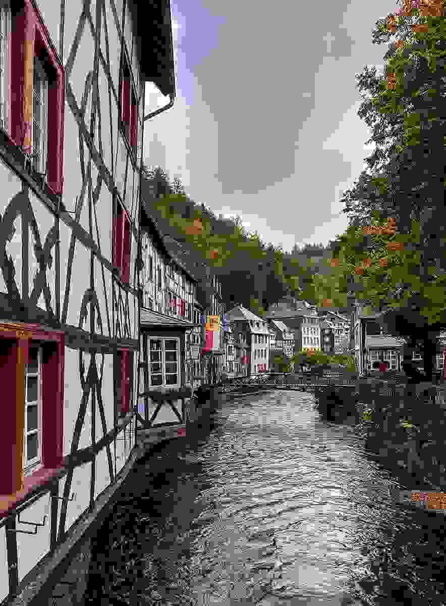 Alte Fachwerkhäuser und ein Fluss in der Eifel