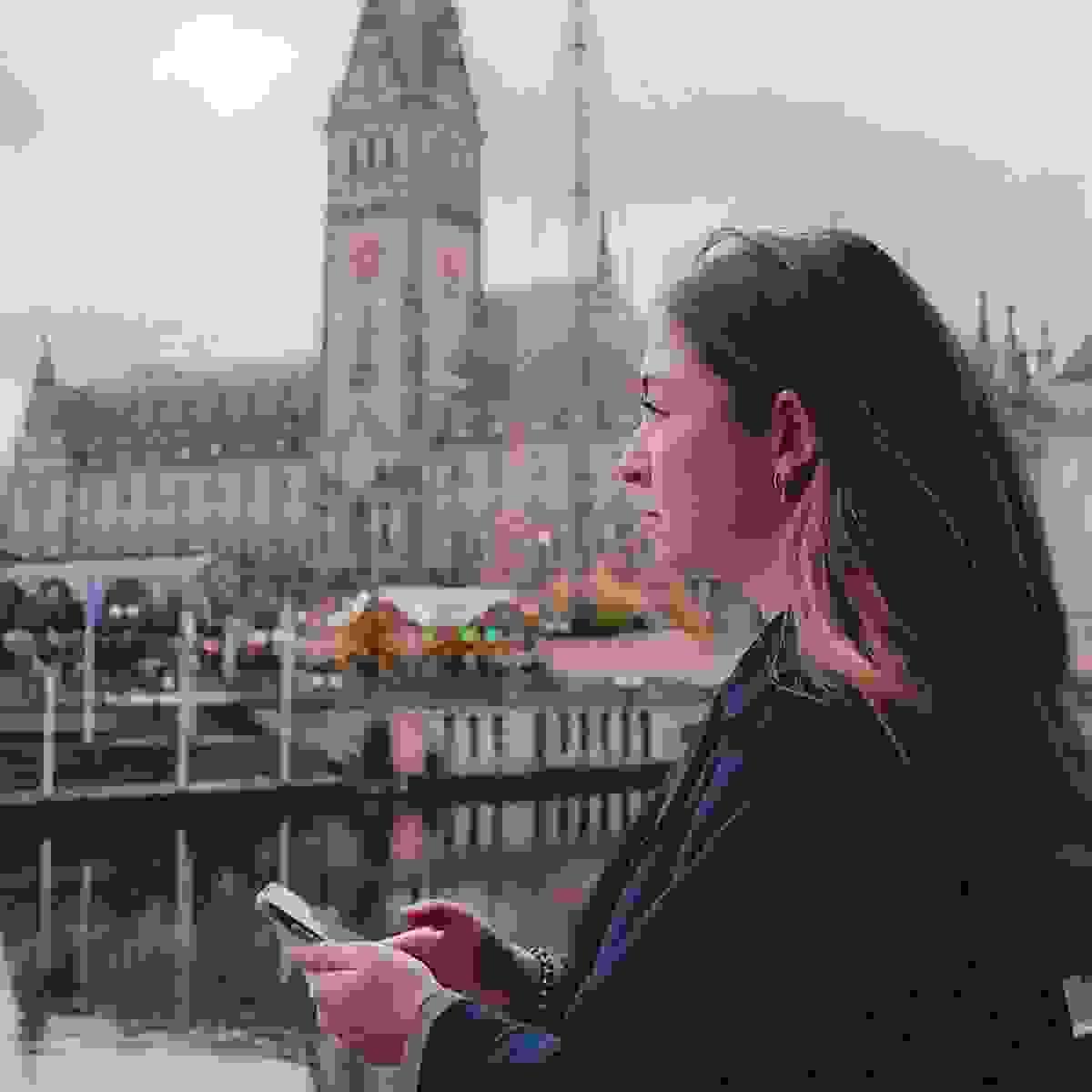 Frau mit Handy in der Hand vor dem Hamburger Rathaus, Agentur für Recruitmentfilme