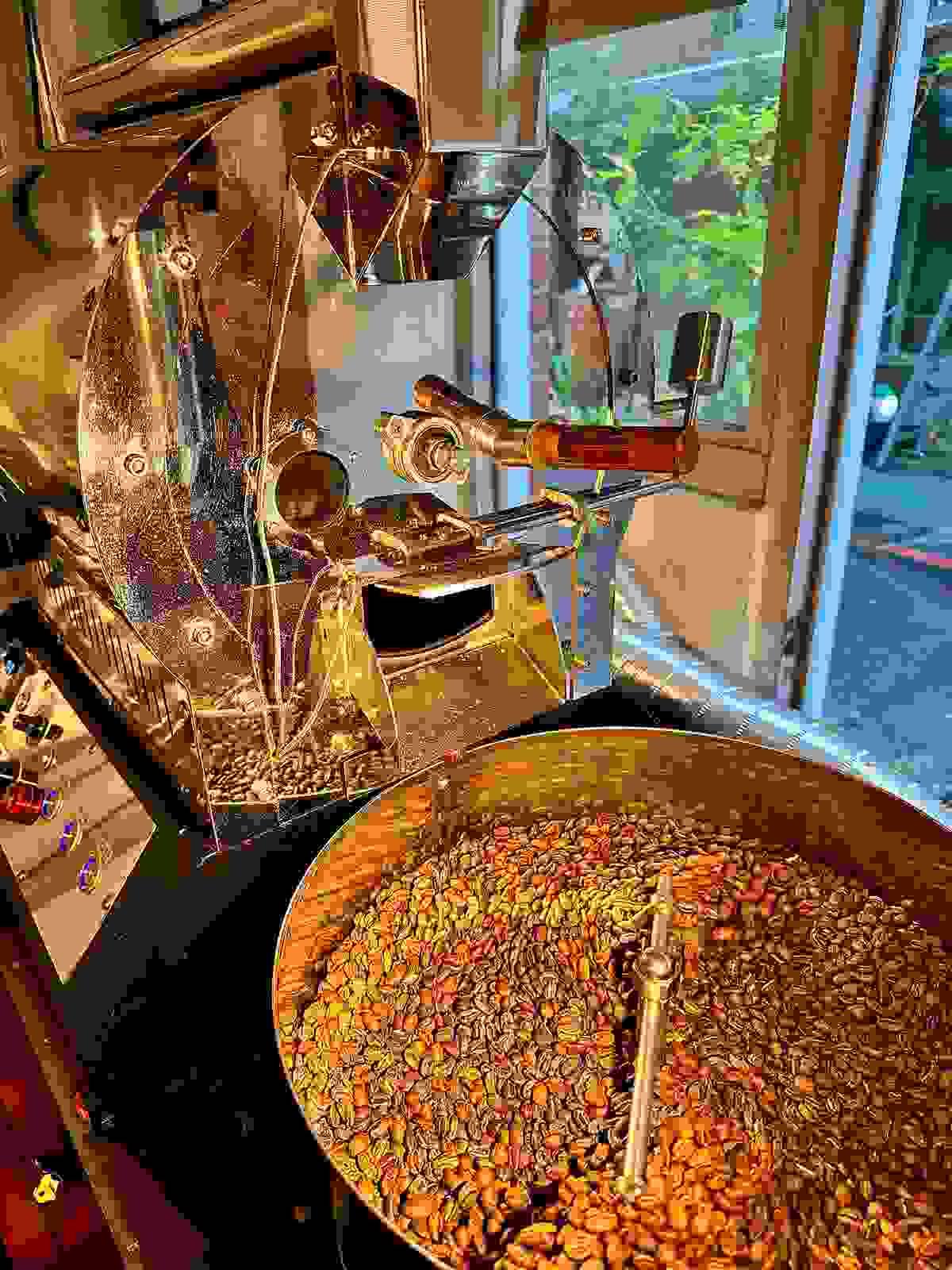 We provide a variety of high-quality coffee beans, selected from around the world, allowing you to enjoy the taste of a professional coffee shop at home. coffee bean sales Our service Professional exquisite coffee expert, selling coffee beans, hand-brewed coffee drinks, coffee peripheral equipment, and assisting in starting a business and opening a store and other services. Won the favor of coffee tasters at home and abroad.