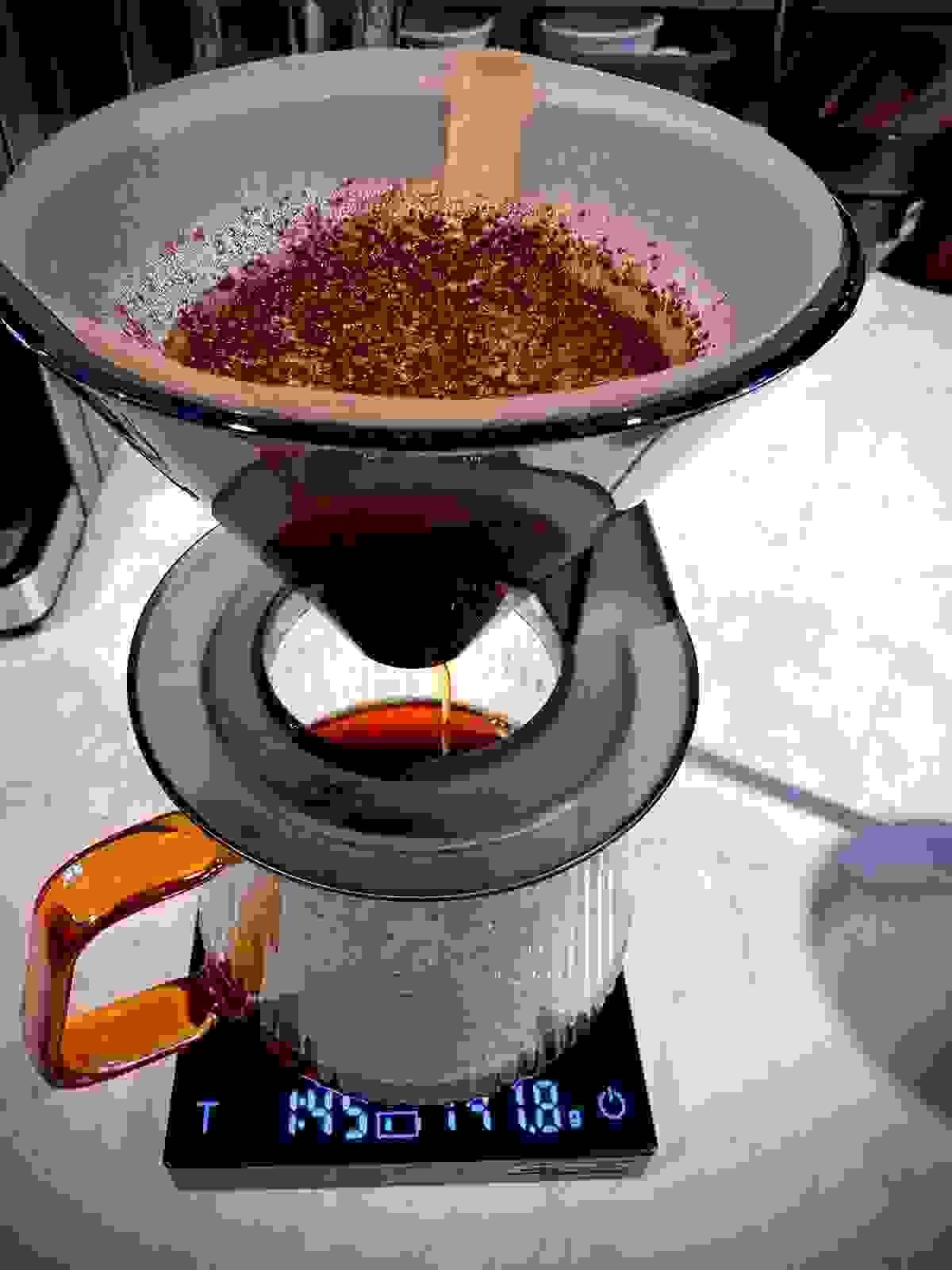 Our hand-brewed coffee drinks are carefully crafted by professional baristas, allowing you to experience the richness and flavor in every sip, suitable for coffee lovers. hand brewed coffee experience Our service Professional exquisite coffee expert, selling coffee beans, hand-brewed coffee drinks, coffee peripheral equipment, and assisting in starting a business and opening a store and other services. Won the favor of coffee tasters at home and abroad.