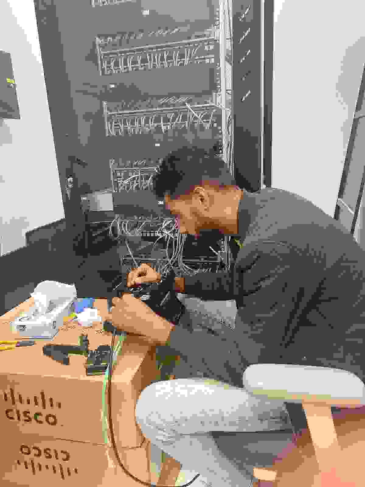 Design and installation of advanced networks that ensure speed of connection and data security. We use the latest technologies to provide networking solutions suitable for all types of businesses. Reliable and secure networks What we are distinguished by in cameras and networks Cameras and networks