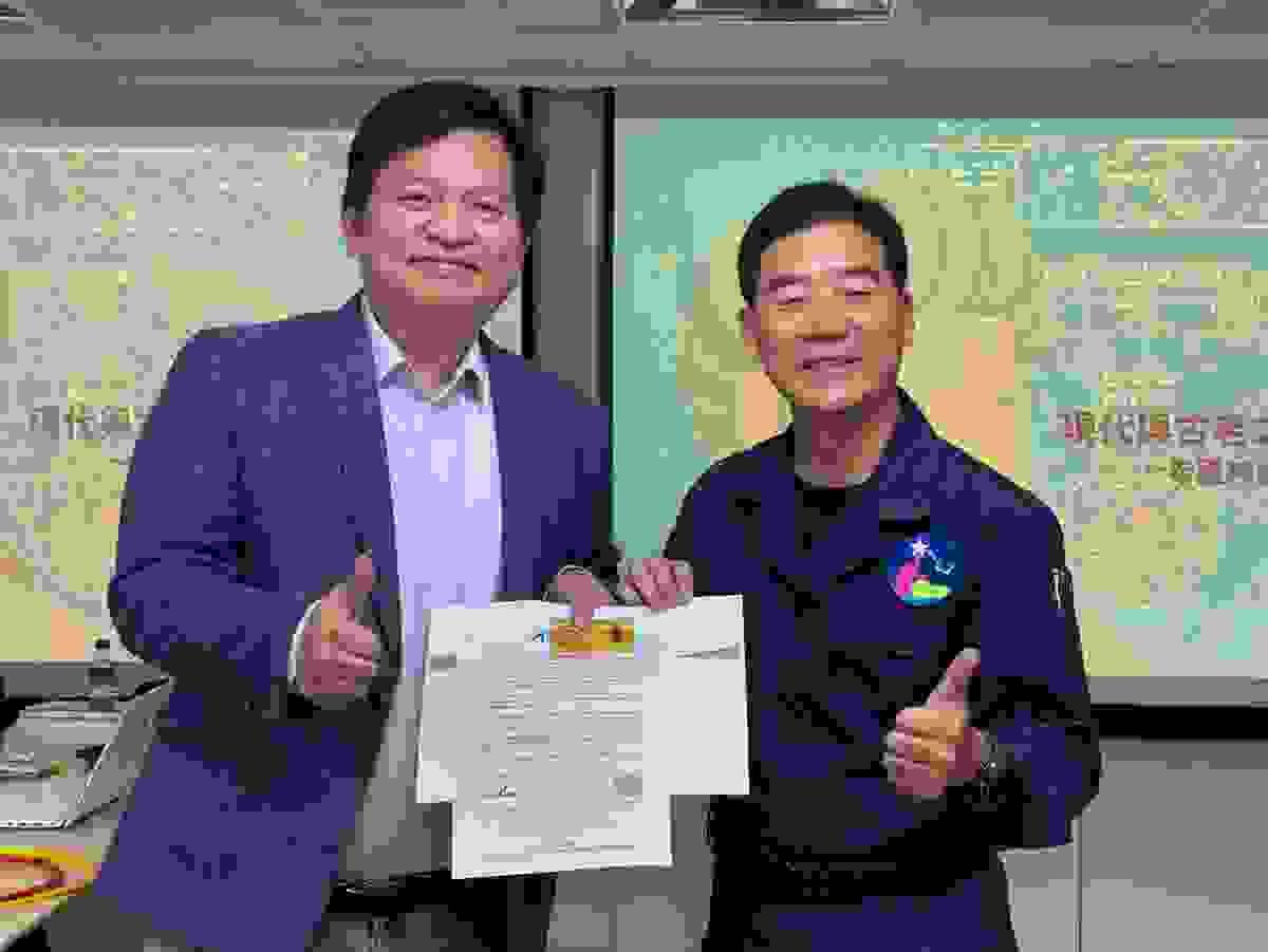 We encourage community members to participate in various ocean activities to enhance their understanding and care for the ocean. community participation Our mission International Rotary District 3481, with the support of former International Rotary President Gary, established the Taiwan Radiant Yacht Team under the name "Shining for Ten Years." We, who join IYFR, not only pursue "FUN, FUN, FUN," and "getting close to the ocean, protecting the ocean," but also share a common commitment among every member of the Radiant Yacht Team. Let us take action to restore the cleanliness of Mother Ocean and preserve a vibrant marine world for future generations. We encourage community members to participate in various ocean activities to enhance their understanding and care for the ocean. community participation Our mission International Rotary District 3481, with the support of former International Rotary President Gary, established the Taiwan Radiant Yacht Team under the name "Shining for Ten Years." We, who join IYFR, not only pursue "FUN, FUN, FUN," and "getting close to the ocean, protecting the ocean," but also share a common commitment among every member of the Radiant Yacht Team. Let us take action to restore the cleanliness of Mother Ocean and preserve a vibrant marine world for future generations.