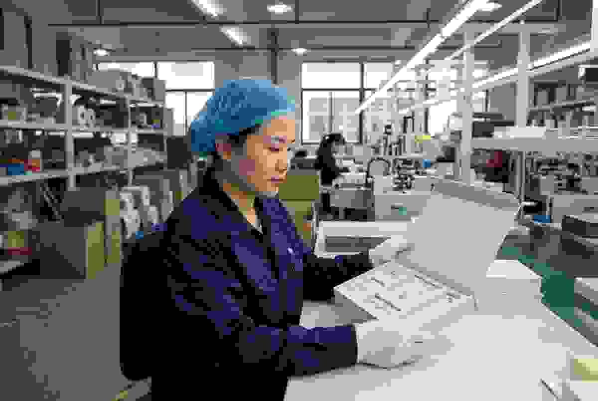 Paperboard insert for jewelry packaging, featuring die-cut cavities for rings and accessories, suitable for retail display and organized unboxing. Paperboard insert for jewelry packaging, featuring die-cut cavities for rings and accessories, suitable for retail display and organized unboxing.