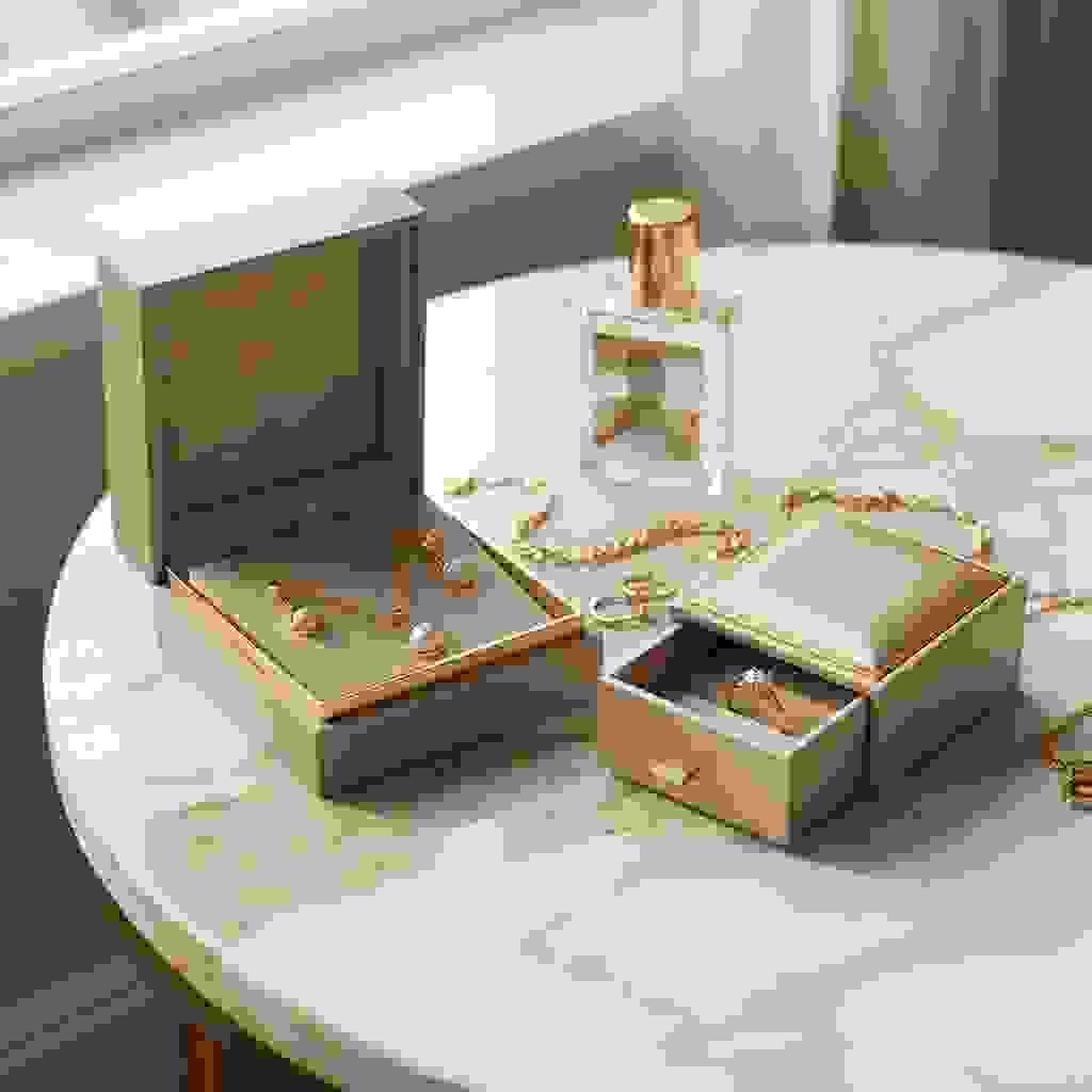 Premium jewelry packaging display with luxury rigid boxes and elegant finishes for brand elevation. Premium jewelry packaging display with luxury rigid boxes and elegant finishes for brand elevation.