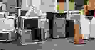 هل تمتلك مكيفات قديمة تشغل حيزاً في منزلك أو مستودعك؟ هل ترغب في تحديث نظام التبريد في بيتك لمواجهة صيف الرياض الحار وتريد التخلص من الوحدات القديمة بأفضل عائد مادي؟ ❄️💰 لا تبحث بعيداً، فنحن هنا لنقدم لك الحل الأمثل والخدمة الأكثر موثوقية في شراء المكيفات المستعملة بالرياض. نحن نقدر قيمة أجهزتك ونعلم أن المكيف ليس مجرد خردة، بل هو جهاز ذو قيمة حتى لو كان قديماً أو به بعض الأعطال. لذا، سخرنا فريقاً من الخبراء لتقدير المكيفات بأمانة تامة ومنحك السعر الذي تستحقه دون بخس أو استغلال. للتواصل المباشر والحصول على تسعيرة فورية، اتصل بنا أو راسلنا عبر الواتساب على الرقم: 0537380614. ما هي أنواع المكيفات التي نشتريها؟ نحن نغطي سوق المستعمل بالكامل في العاصمة الرياض، ونشتري كافة الموديلات والأنواع، وتشمل خدماتنا: مكيفات السبلت (Split AC): نشتري جميع الماركات (جري، ماندو، إل جي، سامسونج، كاريير) بمختلف القدرات (12، 18، 24، 30، 36 ألف وحدة)، وسواء كانت تعمل بكفاءة عالية أو تحتاج إلى صيانة بسيطة. مكيفات الشباك (Window AC): لا يزال لمكيفات الشباك سوقها الخاص، ونحن نشتريها بأسعار ممتازة مهما كان عمرها الافتراضي أو حالتها الخارجية. المكيفات المركزية والدولابية: نشتري وحدات التكييف الكبيرة الخاصة بالفلل، القاعات، المساجد، والمجمعات التجارية، ونمتلك المعدات اللازمة لفكها ونقلها بأمان. المكيفات الخربانة (سكراب): حتى لو كان الكمبروسر معطلاً أو المكيف تالفاً تماماً، فنحن نشتريه للاستفادة من قطع الغيار والنحاس، ونعطيك مقابل ذلك سعراً مرضياً بدلاً من تركه يصدأ ويجمع الأتربة والآفات. لماذا نحن الأفضل في شراء المكيفات بالرياض؟ التقييم العادل (أعلى سعر): سمعتنا في الرياض مبنية على الأمانة؛ لذا نعدك بتقديم أعلى سعر ممكن بناءً على حالة المكيف ونظافته وماركته. الفك والنقل المجاني: بمجرد الاتفاق على السعر، يتولى فريقنا الفني المتخصص عملية فك المكيف باحترافية (دون إلحاق ضرر بالدهانات أو الجدران) ونقله بسياراتنا، دون أن تدفع هللة واحدة كرسوم نقل. الدفع النقدي الفوري: نحن نقدر وقتك، لذا نعتمد مبدأ "الكاش الفوري". يتم تسليمك المبلغ المتفق عليه يداً بيد بمجرد إتمام الفحص والاتفاق، وقبل تحميل المكيف في سياراتنا. سرعة الاستجابة: نصل إليك في أي حي من أحياء الرياض (شمال، جنوب، شرق، غرب) وفي غضون ساعات قليلة من اتصالك بنا على الرقم 0537380614. عمالة نظامية ومحترفة: فريقنا مدرب على التعامل مع كافة أنواع المكيفات وفكها بسرعة ودقة، مع الحفاظ على نظافة المكان بعد الانتهاء. كيف تبيع مكيفك لنا في 3 خطوات بسيطة؟ الاتصال: تواصل معنا عبر الرقم 0537380614 وأخبرنا بنوع المكيف وعدد الوحدات. المعاينة: نرسل لك مندوباً متخصصاً في أقرب وقت لمعاينة حالة الأجهزة وتقديم عرض السعر. الاتفاق والتنفيذ: عند موافقتك على السعر، نقوم بالدفع لك فوراً، ثم يبدأ فريقنا بفك المكيفات وتحميلها. لا تتردد في تحويل أجهزتك القديمة إلى سيولة نقدية تفيدك في شراء أجهزة جديدة أو قضاء احتياجاتك الأخرى. نحن في خدمتك طوال أيام الأسبوع في كافة أنحاء الرياض. 📞 اتصل بنا الآن ولا تتردد: 0537380614 نشتري مكيفك المستعمل بأمانة.. وبأفضل سعر في الرياض! هل تمتلك مكيفات قديمة تشغل حيزاً في منزلك أو مستودعك؟ هل ترغب في تحديث نظام التبريد في بيتك لمواجهة صيف الرياض الحار وتريد التخلص من الوحدات القديمة بأفضل عائد مادي؟ ❄️💰 لا تبحث بعيداً، فنحن هنا لنقدم لك الحل الأمثل والخدمة الأكثر موثوقية في شراء المكيفات المستعملة بالرياض. نحن نقدر قيمة أجهزتك ونعلم أن المكيف ليس مجرد خردة، بل هو جهاز ذو قيمة حتى لو كان قديماً أو به بعض الأعطال. لذا، سخرنا فريقاً من الخبراء لتقدير المكيفات بأمانة تامة ومنحك السعر الذي تستحقه دون بخس أو استغلال. للتواصل المباشر والحصول على تسعيرة فورية، اتصل بنا أو راسلنا عبر الواتساب على الرقم: 0537380614. ما هي أنواع المكيفات التي نشتريها؟ نحن نغطي سوق المستعمل بالكامل في العاصمة الرياض، ونشتري كافة الموديلات والأنواع، وتشمل خدماتنا: مكيفات السبلت (Split AC): نشتري جميع الماركات (جري، ماندو، إل جي، سامسونج، كاريير) بمختلف القدرات (12، 18، 24، 30، 36 ألف وحدة)، وسواء كانت تعمل بكفاءة عالية أو تحتاج إلى صيانة بسيطة. مكيفات الشباك (Window AC): لا يزال لمكيفات الشباك سوقها الخاص، ونحن نشتريها بأسعار ممتازة مهما كان عمرها الافتراضي أو حالتها الخارجية. المكيفات المركزية والدولابية: نشتري وحدات التكييف الكبيرة الخاصة بالفلل، القاعات، المساجد، والمجمعات التجارية، ونمتلك المعدات اللازمة لفكها ونقلها بأمان. المكيفات الخربانة (سكراب): حتى لو كان الكمبروسر معطلاً أو المكيف تالفاً تماماً، فنحن نشتريه للاستفادة من قطع الغيار والنحاس، ونعطيك مقابل ذلك سعراً مرضياً بدلاً من تركه يصدأ ويجمع الأتربة والآفات. لماذا نحن الأفضل في شراء المكيفات بالرياض؟ التقييم العادل (أعلى سعر): سمعتنا في الرياض مبنية على الأمانة؛ لذا نعدك بتقديم أعلى سعر ممكن بناءً على حالة المكيف ونظافته وماركته. الفك والنقل المجاني: بمجرد الاتفاق على السعر، يتولى فريقنا الفني المتخصص عملية فك المكيف باحترافية (دون إلحاق ضرر بالدهانات أو الجدران) ونقله بسياراتنا، دون أن تدفع هللة واحدة كرسوم نقل. الدفع النقدي الفوري: نحن نقدر وقتك، لذا نعتمد مبدأ "الكاش الفوري". يتم تسليمك المبلغ المتفق عليه يداً بيد بمجرد إتمام الفحص والاتفاق، وقبل تحميل المكيف في سياراتنا. سرعة الاستجابة: نصل إليك في أي حي من أحياء الرياض (شمال، جنوب، شرق، غرب) وفي غضون ساعات قليلة من اتصالك بنا على الرقم 0537380614. عمالة نظامية ومحترفة: فريقنا مدرب على التعامل مع كافة أنواع المكيفات وفكها بسرعة ودقة، مع الحفاظ على نظافة المكان بعد الانتهاء. كيف تبيع مكيفك لنا في 3 خطوات بسيطة؟ الاتصال: تواصل معنا عبر الرقم 0537380614 وأخبرنا بنوع المكيف وعدد الوحدات. المعاينة: نرسل لك مندوباً متخصصاً في أقرب وقت لمعاينة حالة الأجهزة وتقديم عرض السعر. الاتفاق والتنفيذ: عند موافقتك على السعر، نقوم بالدفع لك فوراً، ثم يبدأ فريقنا بفك المكيفات وتحميلها. لا تتردد في تحويل أجهزتك القديمة إلى سيولة نقدية تفيدك في شراء أجهزة جديدة أو قضاء احتياجاتك الأخرى. نحن في خدمتك طوال أيام الأسبوع في كافة أنحاء الرياض. 📞 اتصل بنا الآن ولا تتردد: 0537380614 نشتري مكيفك المستعمل بأمانة.. وبأفضل سعر في الرياض!