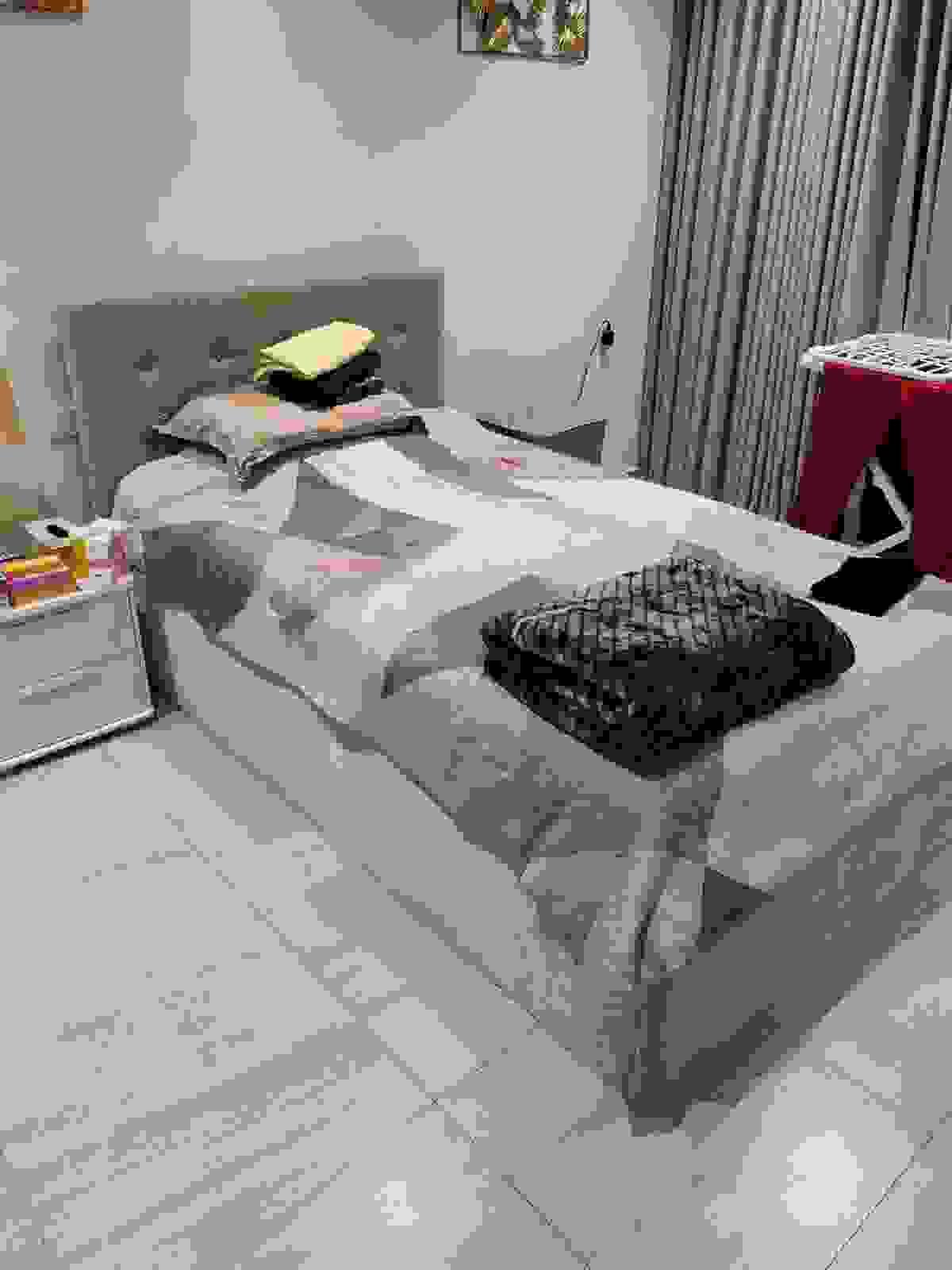 تعتبر مدينة الرياض من أسرع المدن نمواً وتطوراً في المنطقة، ومع هذا التطور يميل سكان العاصمة دائماً نحو التجديد ومواكبة أحدث صيحات الديكور المنزلي. هذا الشغف بالتجديد أدى إلى ازدهار سوق الأثاث المستعمل، حيث يبحث الكثيرون عن وسيلة آمنة ومربحة للتخلص من قطع العفش الزائدة. إذا كنت تفكر في تجديد منزلك أو مكتبك، فإن التواصل مع خبراء شراء الأثاث المستعمل بالرياض عبر الرقم 0537380614 هو خطوتك الأولى نحو تجربة مريحة ومجزية مالياً. أهمية سوق الأثاث المستعمل في الرياض يمثل سوق الأثاث المستعمل ركيزة أساسية في الاقتصاد المحلي لمدينة الرياض، فهو يوفر حلولاً اقتصادية للعائلات الناشئة، ويسمح لأصحاب المنازل الفارهة بتغيير ديكوراتهم دون الشعور بذنب الهدر. كما يلعب دوراً بيئياً حيوياً من خلال إعادة تدوير القطع الخشبية والمعدنية وإطالة عمرها الافتراضي بدلاً من رميها كنفايات صلبة. لماذا تختار خدمتنا عبر الرقم 0537380614؟ عندما تقرر بيع أثاثك، فأنت تبحث عن ثلاث ركائز أساسية: السعر العادل، الاحترافية في التعامل، والسرعة في التنفيذ. وهذا ما نوفره لك بدقة: 1. التقييم المالي العادل نحن ندرك أن أثاثك يمثل قيمة مادية ومعنوية، لذا نعتمد على خبراء "مثمنين" لديهم دراية كاملة بأسعار السوق الحالية وخامات الأثاث (مثل الخشب الزان، السنديان، والألمنيوم عالي الجودة). نضمن لك سعراً يرضيك ويعكس الحالة الحقيقية للقطع. 2. خدمات الفك والنقل الاحترافية العديد من المشاكل تحدث عند محاولة العميل فك الأثاث بنفسه، مما قد يؤدي لتلفيات في الجدران أو الأرضيات. عند الاتفاق معنا عبر الرقم 0537380614، نرسل فريقاً من الفنيين المختصين (نجارين وكهربائيين) لفك غرف النوم والمطابخ والمكيفات بأدوات حديثة، مع تحملنا لكافة تكاليف النقل عبر شاحناتنا المجهزة. 3. المصداقية والالتزام بالمواعيد في مدينة مزدحمة كالرياض، ندرك قيمة الوقت. نلتزم بالوصول في الموعد المحدد تماماً، سواء كنت في شمال الرياض (حي الملقا، الياسمين) أو شرقها (حي الرمال، القادسية) أو أي حي آخر. ما هي أنواع المقتنيات التي نشتريها؟ نحن في الرقم 0537380614 نشتري باقة واسعة من المنقولات لخدمة أكبر شريحة من العملاء: أولاً: الأثاث المنزلي (العفش) غرف النوم: نشتري غرف النوم الرئيسية، غرف نوم الأطفال، والأسرة المفردة، مع اهتمام خاص بالخزائن (الدواليب) ذات الحالة الجيدة. المجالس والكنب: نشتري المجالس العربية، الكنب المتصل والمنفصل، وأطقم الكلاسيك والمودرن. طاولات الطعام: طاولات الطعام الفاخرة، سواء كانت خشبية أو زجاجية أو رخامية. ثانياً: الأجهزة الكهربائية نعتبر من كبار المشترين للأجهزة الكهربائية المستعملة في الرياض، وتشمل: المكيفات: نشتري مكيفات السبلت والشباك والمكيفات المركزية بكافة قدراتها (18، 24 وحده). المطابخ: نشتري الثلاجات، الغسالات (العادية والاتوماتيك)، الأفران، والميكروويف. الإلكترونيات: شاشات التلفزيون الذكية، وأجهزة البروجكتر. ثالثاً: أثاث المطابخ المطابخ من أكثر القطع طلباً في سوق المستعمل. نحن نشتري مطابخ الألمنيوم، الرخام الصناعي، ومطابخ "إيكيا" بأسعار تنافسية، مع ضمان فكها دون تضرر الرخام أو التمديدات. رابعاً: الأثاث المكتبي والتجاري إذا كنت تقوم بتصفية مكتبك أو مطعمك، فنحن نشتري: مكاتب الموظفين وكراسي الانتظار. طاولات الاجتماعات الفخمة. تجهيزات المطاعم والمقاهي (الكافيهات) من مكائن قهوة وأدوات ستانلس ستيل. كيف تحصل على أفضل سعر عند بيع أثاثك؟ لضمان بيع أثاثك بأعلى سعر ممكن عبر الرقم 0537380614، ننصحك بالآتي: النظافة: مسح الأتربة عن الأثاث قبل المعاينة يعطي انطباعاً جيداً عن مدى اهتمامك بالقطعة. الشمولية: بيع الأطقم الكاملة (مثل غرفة نوم كاملة بملحقاتها) غالباً ما يجلب سعراً أفضل من بيع القطع المتفرقة. الصور الواضحة: عند التواصل معنا عبر الواتساب، يفضل إرسال صور في إضاءة جيدة ومن زوايا مختلفة لتسريع عملية التثمين الأولي. مناطق التغطية في الرياض نحن نصل إليكم في كافة أنحاء العاصمة لضمان راحة العميل: شمال الرياض: الياسمين، الملقا، الصحافة، العقيق، النفل، حطين. شرق الرياض: الرمال، الروضة، النسيم، القادسية، حي الملك فيصل. جنوب الرياض: الشفا، العزيزية، الحاير، الدار البيضاء. غرب الرياض: لبن، نمار، السويدي، حي البديعة. خطوات تنفيذ الخدمة (0537380614) نحن نتبع مساراً واضحاً يضمن الشفافية: الاتصال: يتواصل العميل معنا هاتفياً أو عبر الواتساب. المعاينة: نرسل مندوبنا للمعاينة الميدانية (أو المعاينة عبر الصور للحالات البسيطة). الاتفاق: تقديم عرض سعر نهائي يشمل كافة الخدمات. التنفيذ: الفك والتحميل والدفع النقدي الفوري في موقع العميل. نصيحة ختامية بيع الأثاث المستعمل ليس مجرد وسيلة للتخلص من الزائد، بل هو قرار ذكي لإدارة ممتلكاتك وتجديد طاقة منزلك. لا تترك أثاثك عرضة للتلف بفعل الزمن، وحوله الآن إلى سيولة نقدية تساعدك في خطواتك القادمة. للتواصل والاستفسار عن أسعار الأثاث المستعمل بالرياض اليوم، اتصل الآن على الرقم: 0537380614 تعتبر مدينة الرياض من أسرع المدن نمواً وتطوراً في المنطقة، ومع هذا التطور يميل سكان العاصمة دائماً نحو التجديد ومواكبة أحدث صيحات الديكور المنزلي. هذا الشغف بالتجديد أدى إلى ازدهار سوق الأثاث المستعمل، حيث يبحث الكثيرون عن وسيلة آمنة ومربحة للتخلص من قطع العفش الزائدة. إذا كنت تفكر في تجديد منزلك أو مكتبك، فإن التواصل مع خبراء شراء الأثاث المستعمل بالرياض عبر الرقم 0537380614 هو خطوتك الأولى نحو تجربة مريحة ومجزية مالياً. أهمية سوق الأثاث المستعمل في الرياض يمثل سوق الأثاث المستعمل ركيزة أساسية في الاقتصاد المحلي لمدينة الرياض، فهو يوفر حلولاً اقتصادية للعائلات الناشئة، ويسمح لأصحاب المنازل الفارهة بتغيير ديكوراتهم دون الشعور بذنب الهدر. كما يلعب دوراً بيئياً حيوياً من خلال إعادة تدوير القطع الخشبية والمعدنية وإطالة عمرها الافتراضي بدلاً من رميها كنفايات صلبة. لماذا تختار خدمتنا عبر الرقم 0537380614؟ عندما تقرر بيع أثاثك، فأنت تبحث عن ثلاث ركائز أساسية: السعر العادل، الاحترافية في التعامل، والسرعة في التنفيذ. وهذا ما نوفره لك بدقة: 1. التقييم المالي العادل نحن ندرك أن أثاثك يمثل قيمة مادية ومعنوية، لذا نعتمد على خبراء "مثمنين" لديهم دراية كاملة بأسعار السوق الحالية وخامات الأثاث (مثل الخشب الزان، السنديان، والألمنيوم عالي الجودة). نضمن لك سعراً يرضيك ويعكس الحالة الحقيقية للقطع. 2. خدمات الفك والنقل الاحترافية العديد من المشاكل تحدث عند محاولة العميل فك الأثاث بنفسه، مما قد يؤدي لتلفيات في الجدران أو الأرضيات. عند الاتفاق معنا عبر الرقم 0537380614، نرسل فريقاً من الفنيين المختصين (نجارين وكهربائيين) لفك غرف النوم والمطابخ والمكيفات بأدوات حديثة، مع تحملنا لكافة تكاليف النقل عبر شاحناتنا المجهزة. 3. المصداقية والالتزام بالمواعيد في مدينة مزدحمة كالرياض، ندرك قيمة الوقت. نلتزم بالوصول في الموعد المحدد تماماً، سواء كنت في شمال الرياض (حي الملقا، الياسمين) أو شرقها (حي الرمال، القادسية) أو أي حي آخر. ما هي أنواع المقتنيات التي نشتريها؟ نحن في الرقم 0537380614 نشتري باقة واسعة من المنقولات لخدمة أكبر شريحة من العملاء: أولاً: الأثاث المنزلي (العفش) غرف النوم: نشتري غرف النوم الرئيسية، غرف نوم الأطفال، والأسرة المفردة، مع اهتمام خاص بالخزائن (الدواليب) ذات الحالة الجيدة. المجالس والكنب: نشتري المجالس العربية، الكنب المتصل والمنفصل، وأطقم الكلاسيك والمودرن. طاولات الطعام: طاولات الطعام الفاخرة، سواء كانت خشبية أو زجاجية أو رخامية. ثانياً: الأجهزة الكهربائية نعتبر من كبار المشترين للأجهزة الكهربائية المستعملة في الرياض، وتشمل: المكيفات: نشتري مكيفات السبلت والشباك والمكيفات المركزية بكافة قدراتها (18، 24 وحده). المطابخ: نشتري الثلاجات، الغسالات (العادية والاتوماتيك)، الأفران، والميكروويف. الإلكترونيات: شاشات التلفزيون الذكية، وأجهزة البروجكتر. ثالثاً: أثاث المطابخ المطابخ من أكثر القطع طلباً في سوق المستعمل. نحن نشتري مطابخ الألمنيوم، الرخام الصناعي، ومطابخ "إيكيا" بأسعار تنافسية، مع ضمان فكها دون تضرر الرخام أو التمديدات. رابعاً: الأثاث المكتبي والتجاري إذا كنت تقوم بتصفية مكتبك أو مطعمك، فنحن نشتري: مكاتب الموظفين وكراسي الانتظار. طاولات الاجتماعات الفخمة. تجهيزات المطاعم والمقاهي (الكافيهات) من مكائن قهوة وأدوات ستانلس ستيل. كيف تحصل على أفضل سعر عند بيع أثاثك؟ لضمان بيع أثاثك بأعلى سعر ممكن عبر الرقم 0537380614، ننصحك بالآتي: النظافة: مسح الأتربة عن الأثاث قبل المعاينة يعطي انطباعاً جيداً عن مدى اهتمامك بالقطعة. الشمولية: بيع الأطقم الكاملة (مثل غرفة نوم كاملة بملحقاتها) غالباً ما يجلب سعراً أفضل من بيع القطع المتفرقة. الصور الواضحة: عند التواصل معنا عبر الواتساب، يفضل إرسال صور في إضاءة جيدة ومن زوايا مختلفة لتسريع عملية التثمين الأولي. مناطق التغطية في الرياض نحن نصل إليكم في كافة أنحاء العاصمة لضمان راحة العميل: شمال الرياض: الياسمين، الملقا، الصحافة، العقيق، النفل، حطين. شرق الرياض: الرمال، الروضة، النسيم، القادسية، حي الملك فيصل. جنوب الرياض: الشفا، العزيزية، الحاير، الدار البيضاء. غرب الرياض: لبن، نمار، السويدي، حي البديعة. خطوات تنفيذ الخدمة (0537380614) نحن نتبع مساراً واضحاً يضمن الشفافية: الاتصال: يتواصل العميل معنا هاتفياً أو عبر الواتساب. المعاينة: نرسل مندوبنا للمعاينة الميدانية (أو المعاينة عبر الصور للحالات البسيطة). الاتفاق: تقديم عرض سعر نهائي يشمل كافة الخدمات. التنفيذ: الفك والتحميل والدفع النقدي الفوري في موقع العميل. نصيحة ختامية بيع الأثاث المستعمل ليس مجرد وسيلة للتخلص من الزائد، بل هو قرار ذكي لإدارة ممتلكاتك وتجديد طاقة منزلك. لا تترك أثاثك عرضة للتلف بفعل الزمن، وحوله الآن إلى سيولة نقدية تساعدك في خطواتك القادمة. للتواصل والاستفسار عن أسعار الأثاث المستعمل بالرياض اليوم، اتصل الآن على الرقم: 0537380614