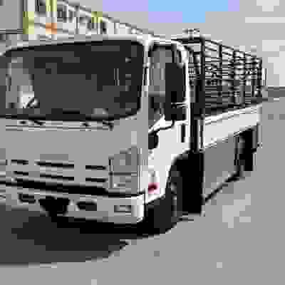 تعتبر منطقة شرق الرياض من أكثر المناطق كثافة سكانية وحيوية، حيث تضم أحياءً عريقة وناشئة مثل (الروضة، النسيم، النظيم، السلي، واليرموك). ومع هذا التوسع، تبرز الحاجة إلى خدمة نقل عفش شرق الرياض تتسم بالاحترافية والسرعة لتلبية تطلعات السكان في الانتقال السلس والمريح. إذا كنت تبحث عن الأمان والجودة، فإن رقمنا 0537380614 هو مفتاحك لانتقال هادئ ومنظم. لماذا نحن الخيار الأفضل لنقل العفش بشرق الرياض؟ نحن ندرك أن عملية نقل العفش ليست مجرد نقل أغراض من مكان لآخر، بل هي نقل "حياة كاملة" وتفاصيل ثمينة لكل أسرة. لذا، سخرنا كافة إمكانياتنا لتوفير خدمة متكاملة تحت سقف واحد، تجمع بين الخبرة الطويلة والمعدات الحديثة. للحجز أو الاستعلام، اتصل بنا الآن: 0537380614. خدماتنا المتكاملة في شرق الرياض 1. الفك والتركيب (بأيدي خبراء): لا داعي للقلق بشأن غرف النوم المعقدة أو المطابخ الكبيرة. فريقنا يضم نجارين وفنيين متخصصين في: فك وتركيب غرف النوم (الوطنية، الصينية، وإيكيا). فك وتركيب الستائر والمكيفات والنجفات بدقة عالية. إعادة تركيب المطابخ وضبطها لتناسب زوايا المنزل الجديد. 2. التغليف الشامل (درع الحماية): تتعرض قطع الأثاث لمخاطر كثيرة أثناء النقل، لذا نعتمد في شرق الرياض على نظام تغليف احترافي يشمل: التغليف الفقاعي: للقطع الزجاجية والتحف والأدوات المنزلية القابلة للكسر. التغليف الحراري والكارتون: لحماية الأجهزة الكهربائية والموبيليا من الخدوش والصدمات. تغليف المفروشات: استخدام أكياس بلاستيكية سميكة لحماية الكنب والمراتب من الأتربة. 3. دينا نقل عفش مجهزة: نوفر أسطولاً من سيارات "الدينا" المغلقة والمصممة خصيصاً لنقل الأثاث. هذه السيارات تتميز بـ: مساحات داخلية واسعة ومنظمة لاستيعاب أكبر قدر من العفش في نقلة واحدة. نظام حماية داخلي يمنع اهتزاز القطع أثناء السير في الطرق الطويلة. حماية كاملة من تقلبات الطقس والرياح المحملة بالأتربة التي تشتهر بها الرياض. خطة عملنا في أحياء شرق الرياض عند تواصلك معنا على الرقم 0537380614، نتبع استراتيجية واضحة تضمن النجاح: المعاينة الأولية: تحديد حجم العفش، وعدد الفنيين المطلوبة، ونوع مواد التغليف المناسبة. الفك والتغليف الممنهج: يبدأ العمل بتقسيم المهام؛ فريق يفكك الخشب وفريق يغلف القطع الحساسة، مع كتابة ملصقات على كل كرتون لسهولة التعرف على محتوياته. التحميل الاحترافي: يتم تحميل العفش داخل الدينا بترتيب ذكي يضمن استقرار القطع الثقيلة في الأسفل والحساسة في الأعلى. النقل وإعادة التركيب: نصل إلى وجهتك الجديدة في شرق الرياض ونقوم بتفريغ الشحنة وتركيب كل قطعة في غرفتها المخصصة، مع تنظيف بسيط لمكان التركيب لضمان راحتك. ما الذي يميزنا عن غيرنا؟ السرعة والالتزام: نحن نعلم أن الوقت ثمين، لذا نلتزم بمواعيد الحضور والانتهاء بدقة متناهية. الأسعار التنافسية: نقدم أفضل جودة مقابل أقل سعر في شرق الرياض، مع عروض مستمرة طوال العام. الأمانة والمصداقية: فريقنا يتمتع بأمانة عالية، فممتلكاتك أمانة في أعناقنا حتى وصولها لمنزلك الجديد. تغطية شاملة: نصل إليك في أي حي من أحياء شرق الرياض، مهما كانت صعوبة الوصول أو ضيق الشوارع. اتصل بنا الآن ولا تتردد! وداعاً للتعب والإرهاق المصاحب لعملية نقل العفش. اجعل انتقالك ذكرى سعيدة ومريحة مع أفضل فريق عمل في شرق العاصمة. 📞 للتواصل والحجز: 0537380614 نحن في انتظار اتصالك لنبدأ معك رحلة انتقال آمنة وناجحة بنسبة 100%. نقل عفش شرق الرياض.. الجودة التي تستحقها، والأمان الذي تنشده! هل تود أن نركز في المنشور القادم على نقل المكيفات وصيانتها أم ننتقل للحديث عن نقل المكاتب والشركات؟ تعتبر منطقة شرق الرياض من أكثر المناطق كثافة سكانية وحيوية، حيث تضم أحياءً عريقة وناشئة مثل (الروضة، النسيم، النظيم، السلي، واليرموك). ومع هذا التوسع، تبرز الحاجة إلى خدمة نقل عفش شرق الرياض تتسم بالاحترافية والسرعة لتلبية تطلعات السكان في الانتقال السلس والمريح. إذا كنت تبحث عن الأمان والجودة، فإن رقمنا 0537380614 هو مفتاحك لانتقال هادئ ومنظم. لماذا نحن الخيار الأفضل لنقل العفش بشرق الرياض؟ نحن ندرك أن عملية نقل العفش ليست مجرد نقل أغراض من مكان لآخر، بل هي نقل "حياة كاملة" وتفاصيل ثمينة لكل أسرة. لذا، سخرنا كافة إمكانياتنا لتوفير خدمة متكاملة تحت سقف واحد، تجمع بين الخبرة الطويلة والمعدات الحديثة. للحجز أو الاستعلام، اتصل بنا الآن: 0537380614. خدماتنا المتكاملة في شرق الرياض 1. الفك والتركيب (بأيدي خبراء): لا داعي للقلق بشأن غرف النوم المعقدة أو المطابخ الكبيرة. فريقنا يضم نجارين وفنيين متخصصين في: فك وتركيب غرف النوم (الوطنية، الصينية، وإيكيا). فك وتركيب الستائر والمكيفات والنجفات بدقة عالية. إعادة تركيب المطابخ وضبطها لتناسب زوايا المنزل الجديد. 2. التغليف الشامل (درع الحماية): تتعرض قطع الأثاث لمخاطر كثيرة أثناء النقل، لذا نعتمد في شرق الرياض على نظام تغليف احترافي يشمل: التغليف الفقاعي: للقطع الزجاجية والتحف والأدوات المنزلية القابلة للكسر. التغليف الحراري والكارتون: لحماية الأجهزة الكهربائية والموبيليا من الخدوش والصدمات. تغليف المفروشات: استخدام أكياس بلاستيكية سميكة لحماية الكنب والمراتب من الأتربة. 3. دينا نقل عفش مجهزة: نوفر أسطولاً من سيارات "الدينا" المغلقة والمصممة خصيصاً لنقل الأثاث. هذه السيارات تتميز بـ: مساحات داخلية واسعة ومنظمة لاستيعاب أكبر قدر من العفش في نقلة واحدة. نظام حماية داخلي يمنع اهتزاز القطع أثناء السير في الطرق الطويلة. حماية كاملة من تقلبات الطقس والرياح المحملة بالأتربة التي تشتهر بها الرياض. خطة عملنا في أحياء شرق الرياض عند تواصلك معنا على الرقم 0537380614، نتبع استراتيجية واضحة تضمن النجاح: المعاينة الأولية: تحديد حجم العفش، وعدد الفنيين المطلوبة، ونوع مواد التغليف المناسبة. الفك والتغليف الممنهج: يبدأ العمل بتقسيم المهام؛ فريق يفكك الخشب وفريق يغلف القطع الحساسة، مع كتابة ملصقات على كل كرتون لسهولة التعرف على محتوياته. التحميل الاحترافي: يتم تحميل العفش داخل الدينا بترتيب ذكي يضمن استقرار القطع الثقيلة في الأسفل والحساسة في الأعلى. النقل وإعادة التركيب: نصل إلى وجهتك الجديدة في شرق الرياض ونقوم بتفريغ الشحنة وتركيب كل قطعة في غرفتها المخصصة، مع تنظيف بسيط لمكان التركيب لضمان راحتك. ما الذي يميزنا عن غيرنا؟ السرعة والالتزام: نحن نعلم أن الوقت ثمين، لذا نلتزم بمواعيد الحضور والانتهاء بدقة متناهية. الأسعار التنافسية: نقدم أفضل جودة مقابل أقل سعر في شرق الرياض، مع عروض مستمرة طوال العام. الأمانة والمصداقية: فريقنا يتمتع بأمانة عالية، فممتلكاتك أمانة في أعناقنا حتى وصولها لمنزلك الجديد. تغطية شاملة: نصل إليك في أي حي من أحياء شرق الرياض، مهما كانت صعوبة الوصول أو ضيق الشوارع. اتصل بنا الآن ولا تتردد! وداعاً للتعب والإرهاق المصاحب لعملية نقل العفش. اجعل انتقالك ذكرى سعيدة ومريحة مع أفضل فريق عمل في شرق العاصمة. 📞 للتواصل والحجز: 0537380614 نحن في انتظار اتصالك لنبدأ معك رحلة انتقال آمنة وناجحة بنسبة 100%. نقل عفش شرق الرياض.. الجودة التي تستحقها، والأمان الذي تنشده! هل تود أن نركز في المنشور القادم على نقل المكيفات وصيانتها أم ننتقل للحديث عن نقل المكاتب والشركات؟