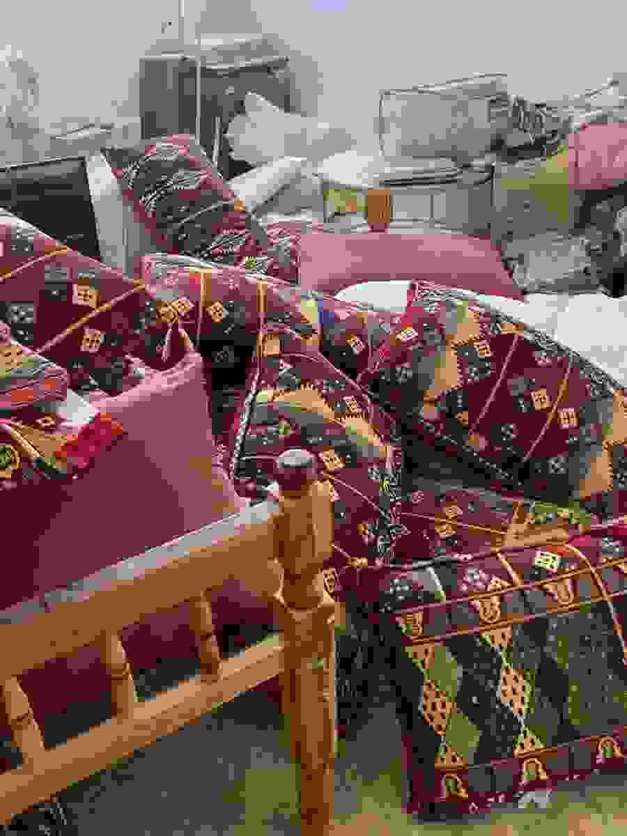 ل تشعر بأن منزلك أصبح مزدحماً بقطع الأثاث القديم التي لم تعد تستخدمها؟ هل تبحث عن وسيلة فعالة وآمنة لـ التخلص من العفش المستعمل في مدينة الرياض؟ 🏠📦 إن تراكم الأثاث المتهالك في الزوايا، فوق الأسطح، أو داخل المستودعات لا يشوه المظهر الجمالي لمنزلك فحسب، بل يتحول مع الوقت إلى مخبأ للأتربة والحشرات المزعجة. نحن هنا لنقدم لك الحل الجذري والنهائي لإخلاء مساحتك من كل ما هو زائد عن حاجتك، مع ضمان تقديم خدمة احترافية تريحك من عناء الفك والتحميل والنقل. للتواصل الفوري وطلب خدمة المعاينة والرفع، اتصل بنا على الرقم: 0537380614. ماذا نقدم لك في خدمة التخلص من الأثاث القديم؟ نحن لا نقوم بمجرد نقل الأثاث، بل نوفر منظومة متكاملة تهدف إلى تنظيف منزلك وإعادة استغلال مساحاته بشكل أفضل: شراء الأثاث المستعمل (تحويل الزحام إلى كاش): إذا كان أثاثك (غرف نوم، كنب، طاولات، أو مجالس) بحالة جيدة أو نصف جيدة، فنحن نمنحك تقييماً مالياً عادلاً ونشتريه منك فوراً. بدلاً من رمي الأثاث بلا مقابل، استفد من قيمته المادية لتجديد منزلك أو قضاء احتياجاتك. إخلاء الأسطح والمستودعات (الكراكيب): تعاني الكثير من المنازل في الرياض من تكدس الأغراض القديمة في "المنور" أو السطح. نحن نتولى مهمة رفع هذه القطع بالكامل وتخليصك منها، مما يمنحك مساحات واسعة ونظيفة يمكنك استغلالها كحدائق منزلية أو مناطق ترفيهية. رفع الأجهزة الكهربائية والخردة: نشتري وننقل المكيفات القديمة (سبلت وشباك)، الثلاجات، الغسالات، وحتى الأجهزة المتعطلة (سكراب). لا تترك الأجهزة الصدئة والمتهالكة تشوه مظهر بيتك، فنحن نتعامل معها بطرق بيئية ومنظمة. فريق عمل محترف للفك والنقل: لدينا عمالة فنية مدربة على فك المطابخ والدواليب والستائر بسرعة فائقة ودون إلحاق أي ضرر بالجدران أو الأرضيات. نحن نصل إليك بمعداتنا وسياراتنا (الدينا) المخصصة للتحميل. لماذا نحن خيارك الأول في الرياض؟ السرعة والالتزام: بمجرد اتصالك على الرقم 0537380614، نحدد معك موعداً دقيقاً ونصل إليك في أسرع وقت. تغطية كافة أحياء الرياض: نخدم جميع أحياء العاصمة (شمال، جنوب، شرق، وغرب الرياض) دون استثناء. المصداقية في التقييم: نمنحك السعر الذي يرضيك بناءً على حالة الأثاث دون بخس. نظافة المكان: نحرص على ترك المكان نظيفاً بعد عملية الرفع والإخلاء. كيف تبدأ الآن؟ الأمر في غاية السهولة! التقط صوراً للأثاث الذي ترغب في التخلص منه أو بيعه وأرسلها عبر الواتساب على الرقم 0537380614. سيقوم فريقنا بتقدير القيمة أو تحديد الجهد المطلوب للإخلاء، وسنصل إليك فوراً لنقوم بالمهمة بدلاً منك. اجعل منزلك يتنفس مرة أخرى واسترجع جماله وهدوءه. نحن هنا لنجعل عملية التخلص من الأثاث القديم تجربة سهلة ومربحة لك! 📞 اتصل بنا الآن: 0537380614 نخلصك من أثاثك القديم باحترافية.. ونعطيك السعر الذي تستحقه! ل تشعر بأن منزلك أصبح مزدحماً بقطع الأثاث القديم التي لم تعد تستخدمها؟ هل تبحث عن وسيلة فعالة وآمنة لـ التخلص من العفش المستعمل في مدينة الرياض؟ 🏠📦 إن تراكم الأثاث المتهالك في الزوايا، فوق الأسطح، أو داخل المستودعات لا يشوه المظهر الجمالي لمنزلك فحسب، بل يتحول مع الوقت إلى مخبأ للأتربة والحشرات المزعجة. نحن هنا لنقدم لك الحل الجذري والنهائي لإخلاء مساحتك من كل ما هو زائد عن حاجتك، مع ضمان تقديم خدمة احترافية تريحك من عناء الفك والتحميل والنقل. للتواصل الفوري وطلب خدمة المعاينة والرفع، اتصل بنا على الرقم: 0537380614. ماذا نقدم لك في خدمة التخلص من الأثاث القديم؟ نحن لا نقوم بمجرد نقل الأثاث، بل نوفر منظومة متكاملة تهدف إلى تنظيف منزلك وإعادة استغلال مساحاته بشكل أفضل: شراء الأثاث المستعمل (تحويل الزحام إلى كاش): إذا كان أثاثك (غرف نوم، كنب، طاولات، أو مجالس) بحالة جيدة أو نصف جيدة، فنحن نمنحك تقييماً مالياً عادلاً ونشتريه منك فوراً. بدلاً من رمي الأثاث بلا مقابل، استفد من قيمته المادية لتجديد منزلك أو قضاء احتياجاتك. إخلاء الأسطح والمستودعات (الكراكيب): تعاني الكثير من المنازل في الرياض من تكدس الأغراض القديمة في "المنور" أو السطح. نحن نتولى مهمة رفع هذه القطع بالكامل وتخليصك منها، مما يمنحك مساحات واسعة ونظيفة يمكنك استغلالها كحدائق منزلية أو مناطق ترفيهية. رفع الأجهزة الكهربائية والخردة: نشتري وننقل المكيفات القديمة (سبلت وشباك)، الثلاجات، الغسالات، وحتى الأجهزة المتعطلة (سكراب). لا تترك الأجهزة الصدئة والمتهالكة تشوه مظهر بيتك، فنحن نتعامل معها بطرق بيئية ومنظمة. فريق عمل محترف للفك والنقل: لدينا عمالة فنية مدربة على فك المطابخ والدواليب والستائر بسرعة فائقة ودون إلحاق أي ضرر بالجدران أو الأرضيات. نحن نصل إليك بمعداتنا وسياراتنا (الدينا) المخصصة للتحميل. لماذا نحن خيارك الأول في الرياض؟ السرعة والالتزام: بمجرد اتصالك على الرقم 0537380614، نحدد معك موعداً دقيقاً ونصل إليك في أسرع وقت. تغطية كافة أحياء الرياض: نخدم جميع أحياء العاصمة (شمال، جنوب، شرق، وغرب الرياض) دون استثناء. المصداقية في التقييم: نمنحك السعر الذي يرضيك بناءً على حالة الأثاث دون بخس. نظافة المكان: نحرص على ترك المكان نظيفاً بعد عملية الرفع والإخلاء. كيف تبدأ الآن؟ الأمر في غاية السهولة! التقط صوراً للأثاث الذي ترغب في التخلص منه أو بيعه وأرسلها عبر الواتساب على الرقم 0537380614. سيقوم فريقنا بتقدير القيمة أو تحديد الجهد المطلوب للإخلاء، وسنصل إليك فوراً لنقوم بالمهمة بدلاً منك. اجعل منزلك يتنفس مرة أخرى واسترجع جماله وهدوءه. نحن هنا لنجعل عملية التخلص من الأثاث القديم تجربة سهلة ومربحة لك! 📞 اتصل بنا الآن: 0537380614 نخلصك من أثاثك القديم باحترافية.. ونعطيك السعر الذي تستحقه!