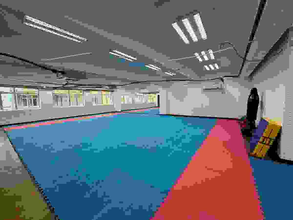 我們的場地適合各類活動,如比賽、訓練及企業活動,提供舒適的環境和專業的設施。 場地租賃 我們的服務 First page introducing our company venue and its available for rentalSecond page about our products n its product description and priceThird page about our previous engagement n activities 我們的場地適合各類活動,如比賽、訓練及企業活動,提供舒適的環境和專業的設施。 場地租賃 我們的服務 First page introducing our company venue and its available for rentalSecond page about our products n its product description and priceThird page about our previous engagement n activities