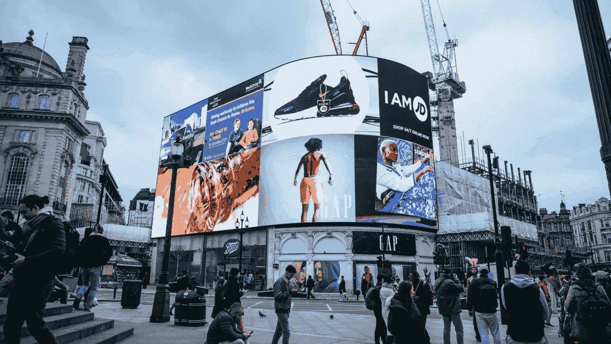 Kenali iklan display dengan Strikingly
