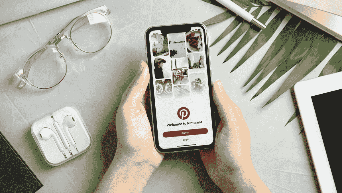 Ilustrace tipů na Pinterest ukazující efektivní strategie připínání