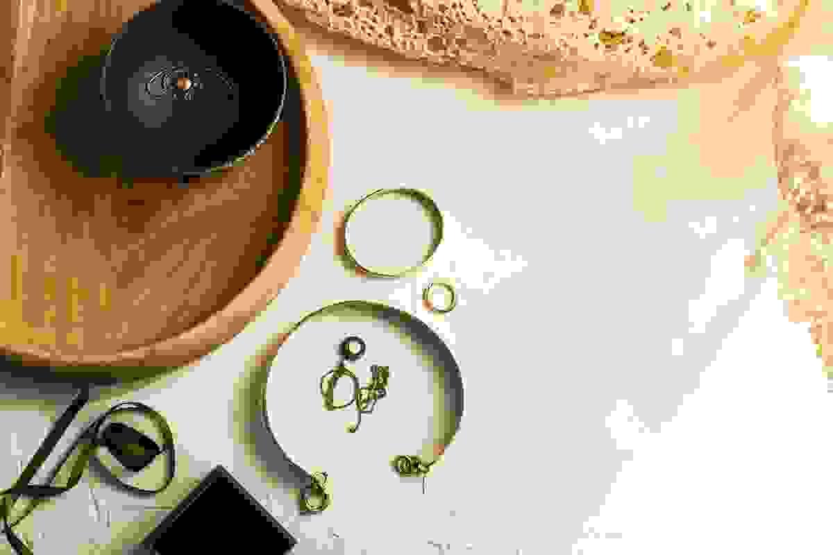 Joyas únicas hechas a mano exhibidas sobre fondo blanco para negocios de joyería.