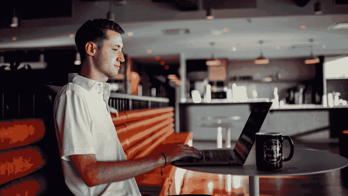 Kuasi seni pemasaran internet dengan Strikingly