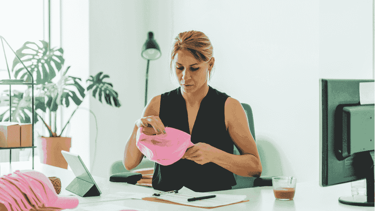 La psicología detrás de por qué compramos artículos para fanáticos