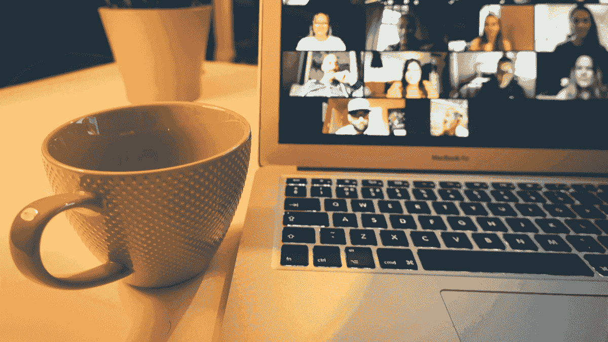 Pelajari cara membangun komunitas online dengan Strikingly