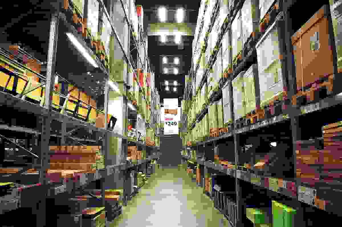 Manajemen inventaris yang efektif melalui gudang terorganisir