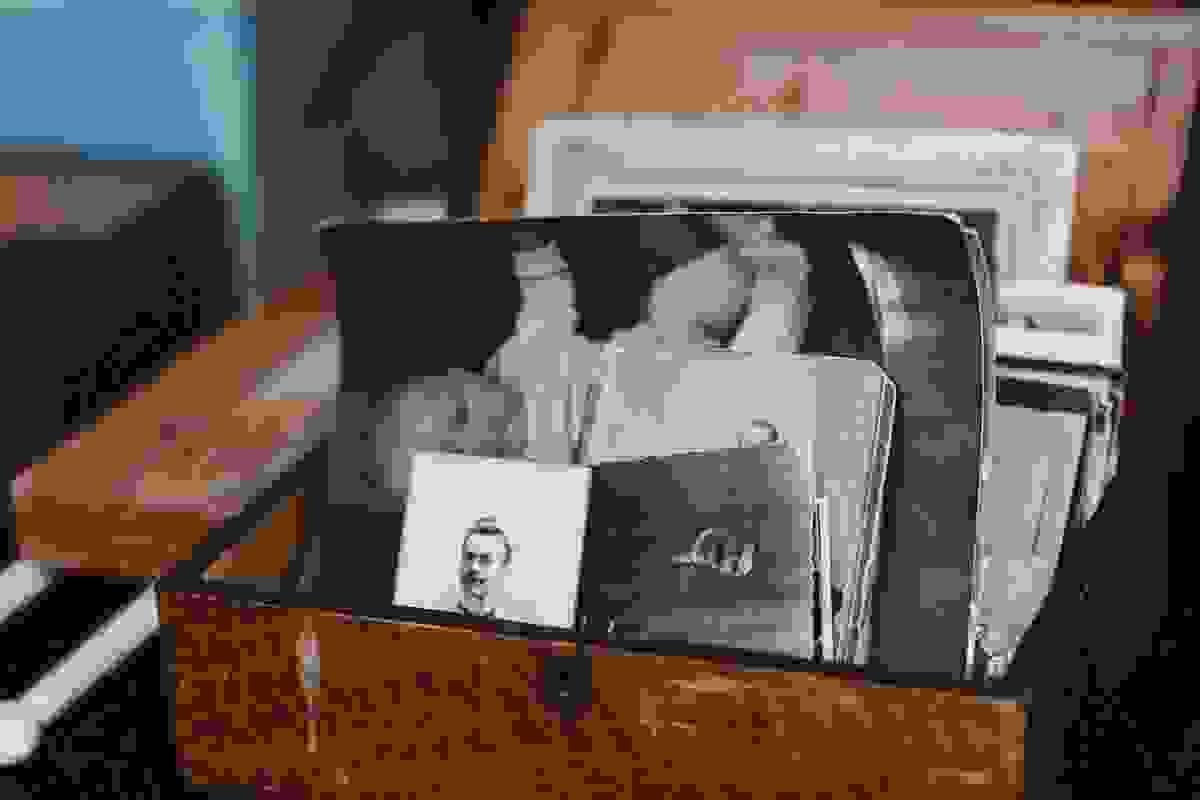 Une boite a chaussures contenant des photos souvenirs ouverte. Une boite a chaussures contenant des photos souvenirs ouverte.