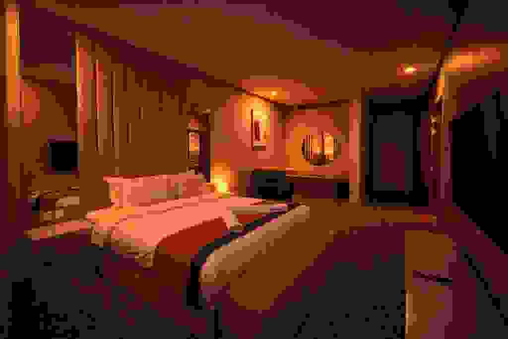 Our rooms are characterized by a modern design that provides exceptional comfort, with luxurious furniture and modern facilities that enhance your experience. Enjoy a peaceful sleep in a calm and comfortable atmosphere. super comfort What we offer of services luxurious hotel rooms Our rooms are characterized by a modern design that provides exceptional comfort, with luxurious furniture and modern facilities that enhance your experience. Enjoy a peaceful sleep in a calm and comfortable atmosphere. super comfort What we offer of services luxurious hotel rooms