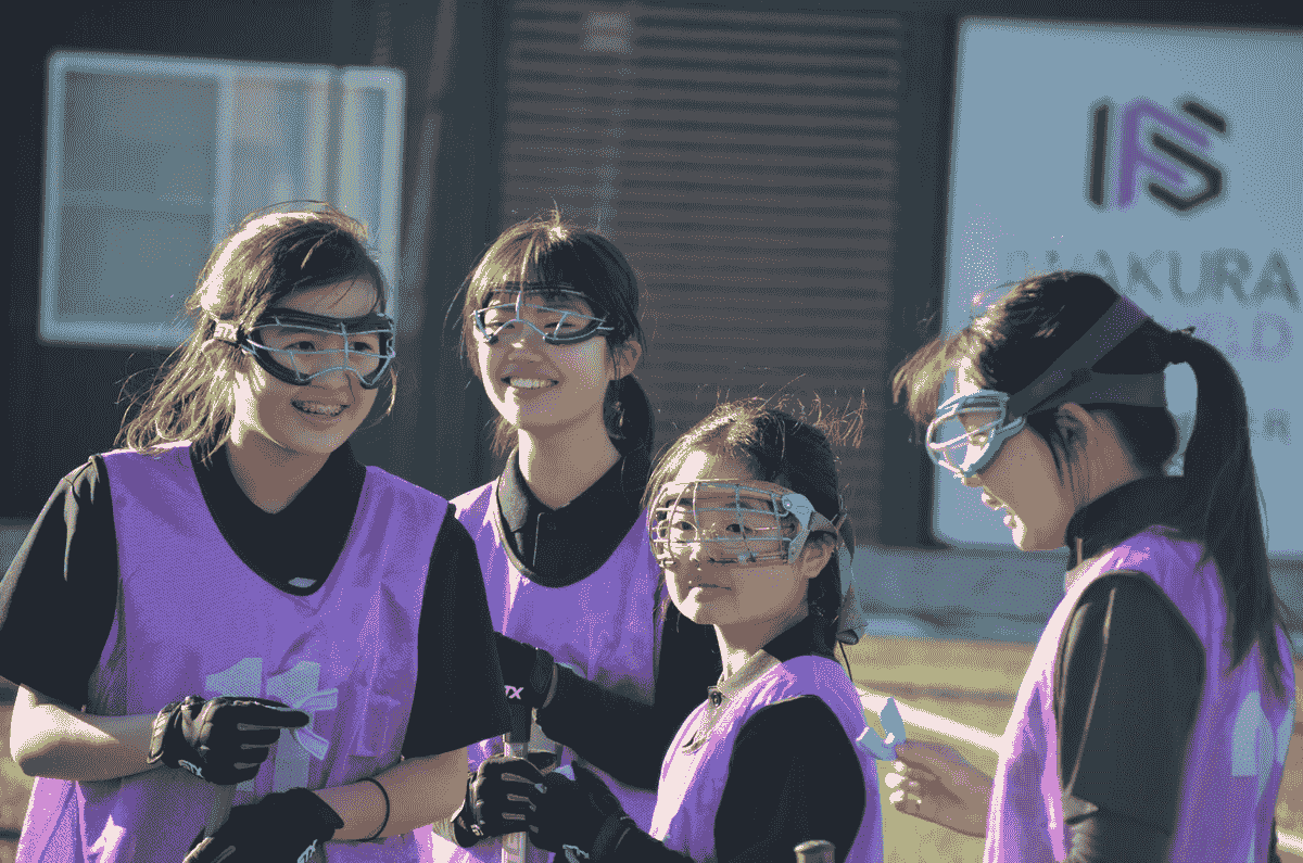 交代時に選手に指示をするコーチ 交代時に選手に指示をするコーチ