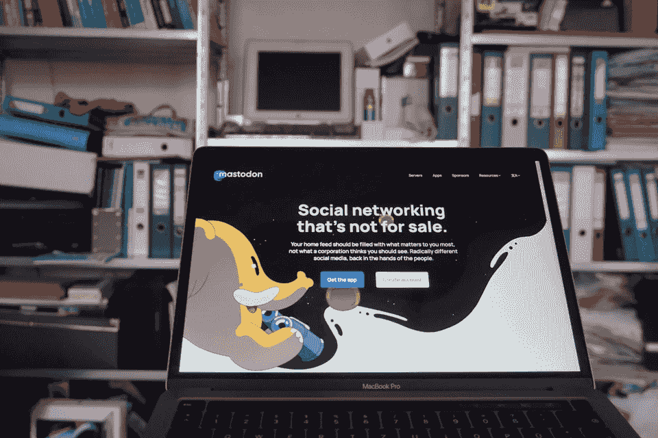 Imagen de una computadora con un anuncio de un sitio web que dice conexión social gratis. Imagen de una computadora con un anuncio de un sitio web que dice conexión social gratis.