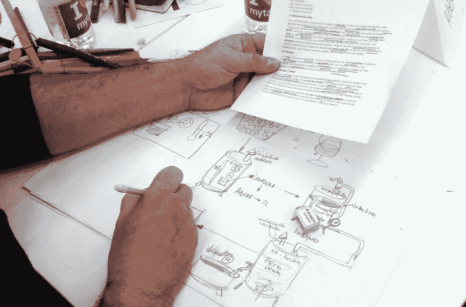Illustration d'une personne construisant un chemin avec des blocs, symbolisant l'utilisation du dessin comme langage pour connecter les personnes aux idées et structurer la pensée. Illustration d'une personne construisant un chemin avec des blocs, symbolisant l'utilisation du dessin comme langage pour connecter les personnes aux idées et structurer la pensée.