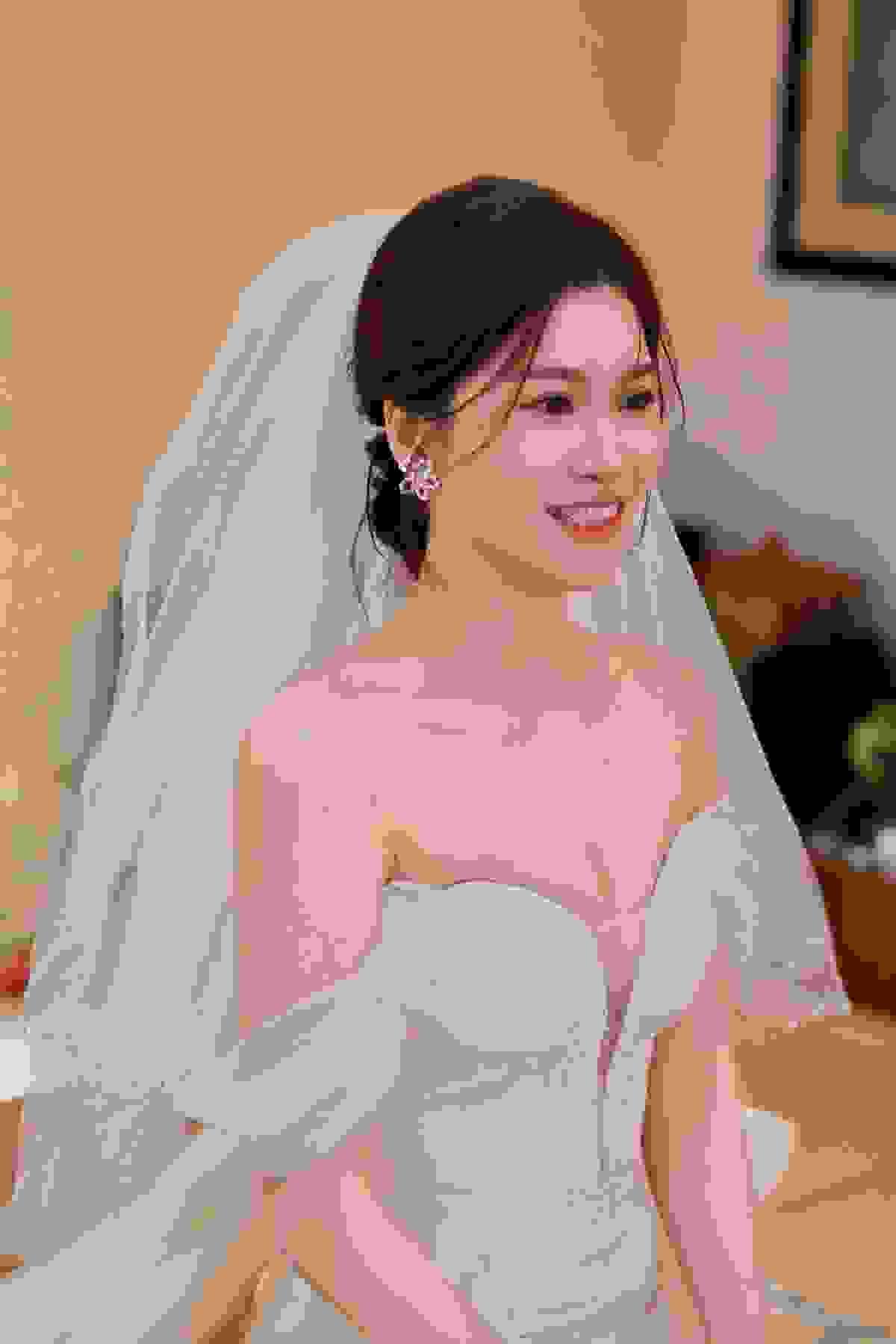 Our collaboration makeup and hair experts focus on details and texture, ensuring every style meets your needs and the occasion atmosphere. Let you confidently show the best state at weddings, banquets, or events. Professional makeup and hair Our service We are about to launch a "Important Occasion Korean Style Home Service" service, mainly serving guests attending important occasions such as weddings, friends and family, portrait photos, banquets, year-end parties, spring wine, stage activities, and other events requiring formal attendance.This time, we want to invite stable, aesthetically detailed, and high-quality service makeup/hair styling/beauty/nail teachers to become partners.We observe that many professional teachers are not actually lacking skills, but spend too much time on tasks outside of service, such as:・Replying to customer inquiries・Explaining service content and prices・Confirming address and time・Tracking deposit payments・Reminding customers of precautions・Communicating transportation costs・Handling last-minute rescheduling or cancellationsWe hope the platform can assist with these front-end communications and administrative details.This allows teachers to focus their time on truly important matters: consistently producing work, serving clients, and managing their own professionalism.We are not a low-price comparison platform, nor do we want teachers to be forced into price competition.The platform will target customers willing to invest in important occasions, emphasizing makeup quality and service experience.Customers will complete plan understanding, reservation information filling, address confirmation, and deposit payment via LINE; only after completing the deposit will the schedule be officially reserved.Transportation costs and pre-service reminders will also be explained in advance by us, to minimize the costs of back-and-forth communication and last-minute changes for teachers.I want to create a one-page website about home aesthetic services, including makeup, hair styling, beauty, and additional nail services.The content should also include a list of transportation costs (amounts not yet determined).Can you give me instructions and tell me which platform to use to create the website or directly help me make a website? Our collaboration makeup and hair experts focus on details and texture, ensuring every style meets your needs and the occasion atmosphere. Let you confidently show the best state at weddings, banquets, or events. Professional makeup and hair Our service We are about to launch a "Important Occasion Korean Style Home Service" service, mainly serving guests attending important occasions such as weddings, friends and family, portrait photos, banquets, year-end parties, spring wine, stage activities, and other events requiring formal attendance.This time, we want to invite stable, aesthetically detailed, and high-quality service makeup/hair styling/beauty/nail teachers to become partners.We observe that many professional teachers are not actually lacking skills, but spend too much time on tasks outside of service, such as:・Replying to customer inquiries・Explaining service content and prices・Confirming address and time・Tracking deposit payments・Reminding customers of precautions・Communicating transportation costs・Handling last-minute rescheduling or cancellationsWe hope the platform can assist with these front-end communications and administrative details.This allows teachers to focus their time on truly important matters: consistently producing work, serving clients, and managing their own professionalism.We are not a low-price comparison platform, nor do we want teachers to be forced into price competition.The platform will target customers willing to invest in important occasions, emphasizing makeup quality and service experience.Customers will complete plan understanding, reservation information filling, address confirmation, and deposit payment via LINE; only after completing the deposit will the schedule be officially reserved.Transportation costs and pre-service reminders will also be explained in advance by us, to minimize the costs of back-and-forth communication and last-minute changes for teachers.I want to create a one-page website about home aesthetic services, including makeup, hair styling, beauty, and additional nail services.The content should also include a list of transportation costs (amounts not yet determined).Can you give me instructions and tell me which platform to use to create the website or directly help me make a website?