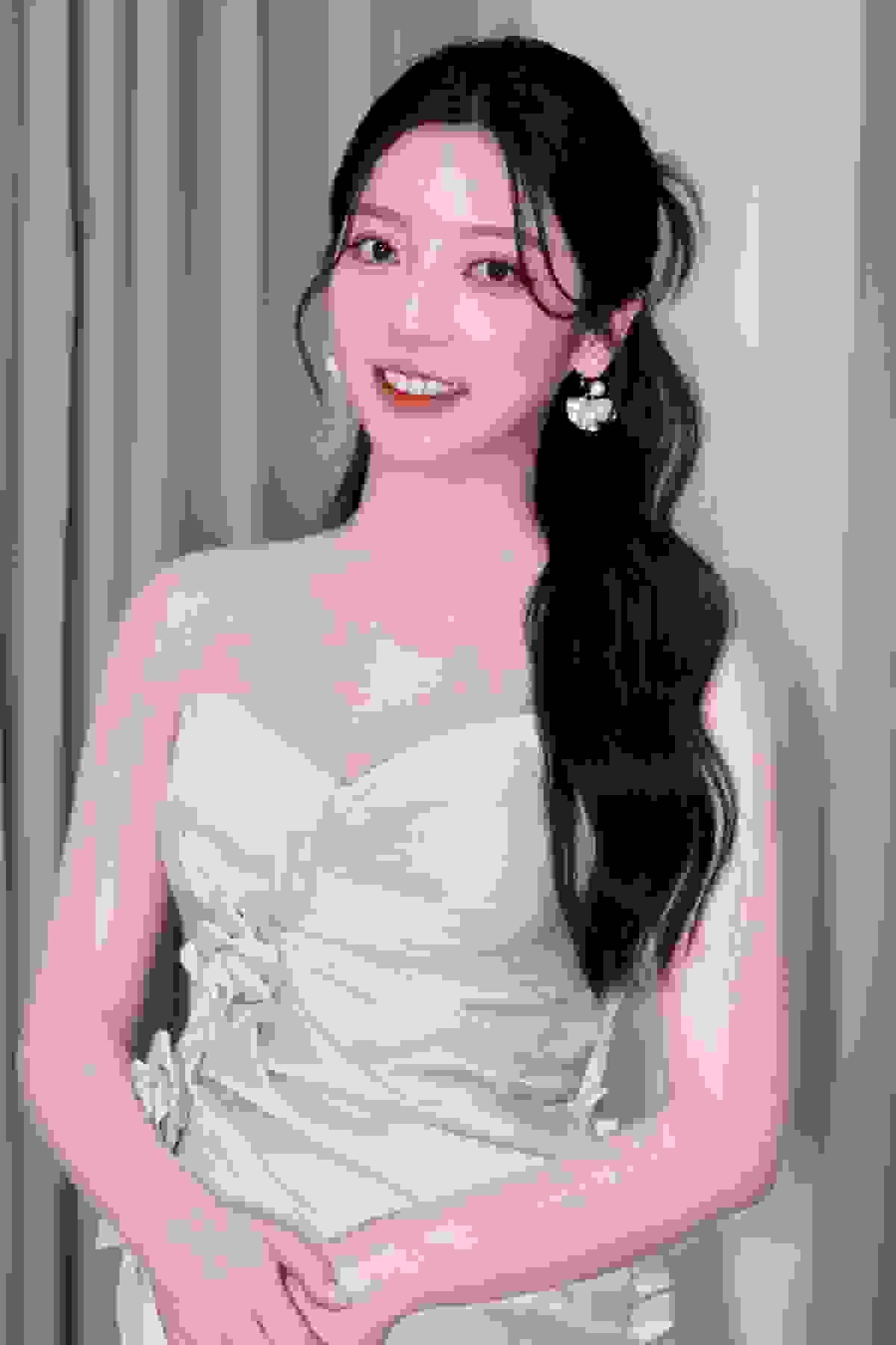 Provide professional beauty treatments, let your skin show natural radiance on important days, enhance overall image and confidence. Suitable for various formal occasions' personal beauty needs. Beauty services Our service We are about to launch a "Important Occasion Korean Style Home Service" that mainly serves guests attending formal events such as weddings, friends and family, portrait photos, banquets, year-end parties, spring wine, stage activities, and other important occasions requiring formal attendance.This time, we want to invite stable, aesthetically detailed, and high-quality service makeup/hair styling/beauty/nail art teachers to become partners.We observe that many professional teachers are not actually lacking skills, but spend too much time on tasks outside of their services, such as:・Replying to customer inquiries・Explaining service content and prices・Confirming address and time・Tracking deposit payments・Reminding customers of precautions・Communicating transportation costs・Handling last-minute rescheduling or cancellationsWe hope the platform can assist in handling these front-end communications and administrative details.This allows teachers to focus their time on truly important matters: consistently producing work, serving clients, and managing their own professionalism.We are not a low-price comparison platform, nor do we want teachers to be forced into price competition.The platform will target customers willing to invest in important occasions, who value makeup quality and service experience.Customers will complete plan understanding, reservation information filling, address confirmation, and deposit payment via LINE; only after completing the deposit will the schedule be officially reserved.Transportation costs and pre-service reminders will also be explained in advance by us, to minimize the costs of back-and-forth communication and last-minute changes for teachers.I want to create a one-page website about home aesthetic services, including makeup, hair styling, beauty, and additional nail services.The content should also include a list of transportation costs (amounts not yet determined).Can you give me instructions and tell me which platform to use to build the website or directly help me create a website? Provide professional beauty treatments, let your skin show natural radiance on important days, enhance overall image and confidence. Suitable for various formal occasions' personal beauty needs. Beauty services Our service We are about to launch a "Important Occasion Korean Style Home Service" that mainly serves guests attending formal events such as weddings, friends and family, portrait photos, banquets, year-end parties, spring wine, stage activities, and other important occasions requiring formal attendance.This time, we want to invite stable, aesthetically detailed, and high-quality service makeup/hair styling/beauty/nail art teachers to become partners.We observe that many professional teachers are not actually lacking skills, but spend too much time on tasks outside of their services, such as:・Replying to customer inquiries・Explaining service content and prices・Confirming address and time・Tracking deposit payments・Reminding customers of precautions・Communicating transportation costs・Handling last-minute rescheduling or cancellationsWe hope the platform can assist in handling these front-end communications and administrative details.This allows teachers to focus their time on truly important matters: consistently producing work, serving clients, and managing their own professionalism.We are not a low-price comparison platform, nor do we want teachers to be forced into price competition.The platform will target customers willing to invest in important occasions, who value makeup quality and service experience.Customers will complete plan understanding, reservation information filling, address confirmation, and deposit payment via LINE; only after completing the deposit will the schedule be officially reserved.Transportation costs and pre-service reminders will also be explained in advance by us, to minimize the costs of back-and-forth communication and last-minute changes for teachers.I want to create a one-page website about home aesthetic services, including makeup, hair styling, beauty, and additional nail services.The content should also include a list of transportation costs (amounts not yet determined).Can you give me instructions and tell me which platform to use to build the website or directly help me create a website?