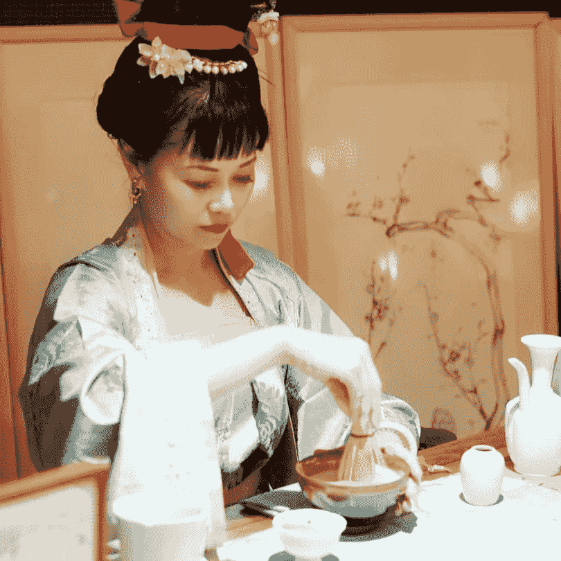Through tea ceremony experience and story sharing, let every tea lover be able to better understand the rich connotations and spiritual values of tea culture. Explore the art and culture of tea's beauty. I am Tea Person Silly, tea culture lecturer and tea merchant, sharing Gongfu tea, Song Dynasty Dian tea, Tang Dynasty boiled tea, as well as tea culture stories, tea ceremony experience, and courses, hoping to use simple, relaxed methods to let more people understand tea culture. Through tea ceremony experience and story sharing, let every tea lover be able to better understand the rich connotations and spiritual values of tea culture. Explore the art and culture of tea's beauty. I am Tea Person Silly, tea culture lecturer and tea merchant, sharing Gongfu tea, Song Dynasty Dian tea, Tang Dynasty boiled tea, as well as tea culture stories, tea ceremony experience, and courses, hoping to use simple, relaxed methods to let more people understand tea culture.