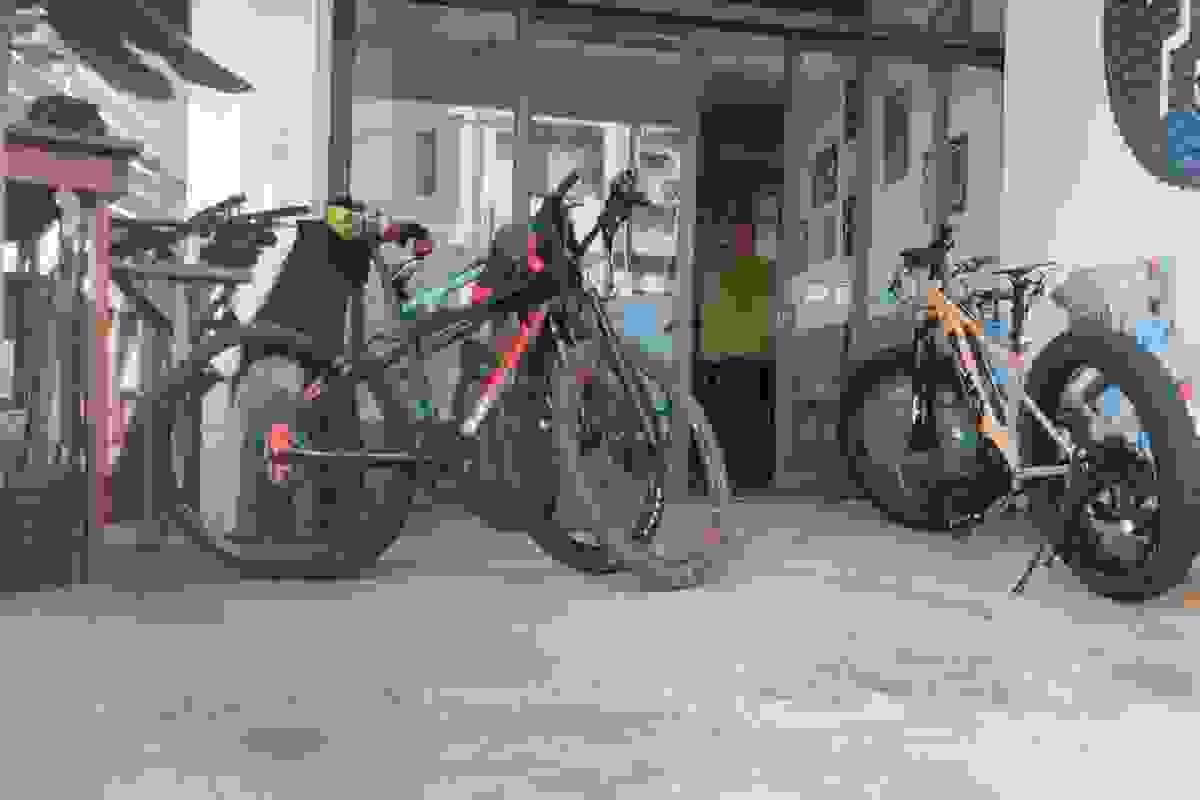 登山車或公路車的便利停車處與維修區 登山車或公路車的便利停車處與維修區