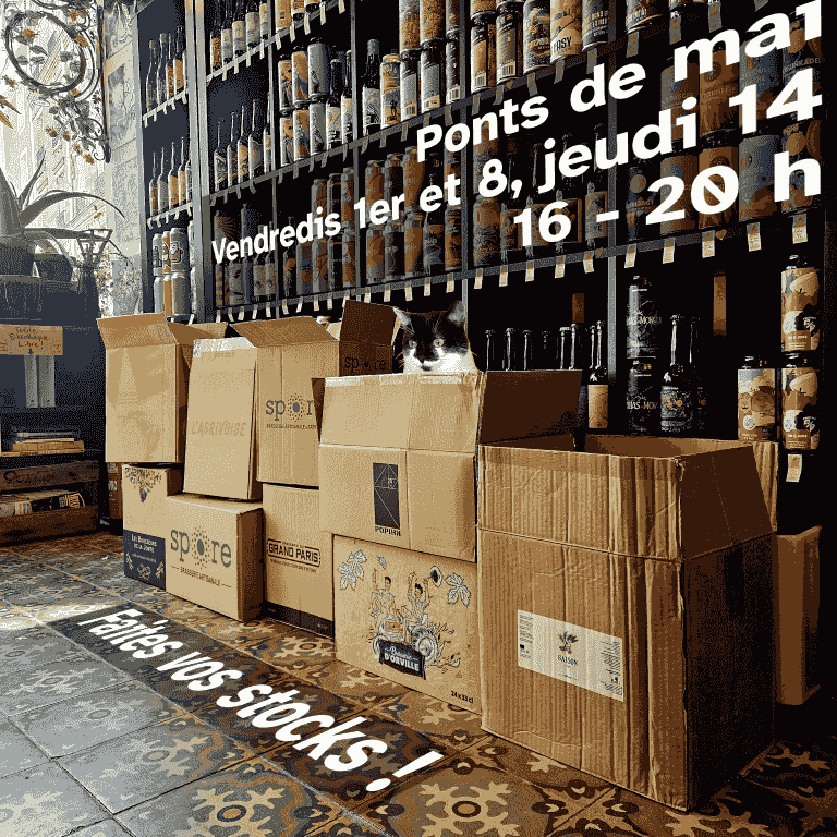 Piles de cartons vides devant les étagères pleines de la boutique. Un chat est terré dans l'un d'entre eux. Piles de cartons vides devant les étagères pleines de la boutique. Un chat est terré dans l'un d'entre eux.