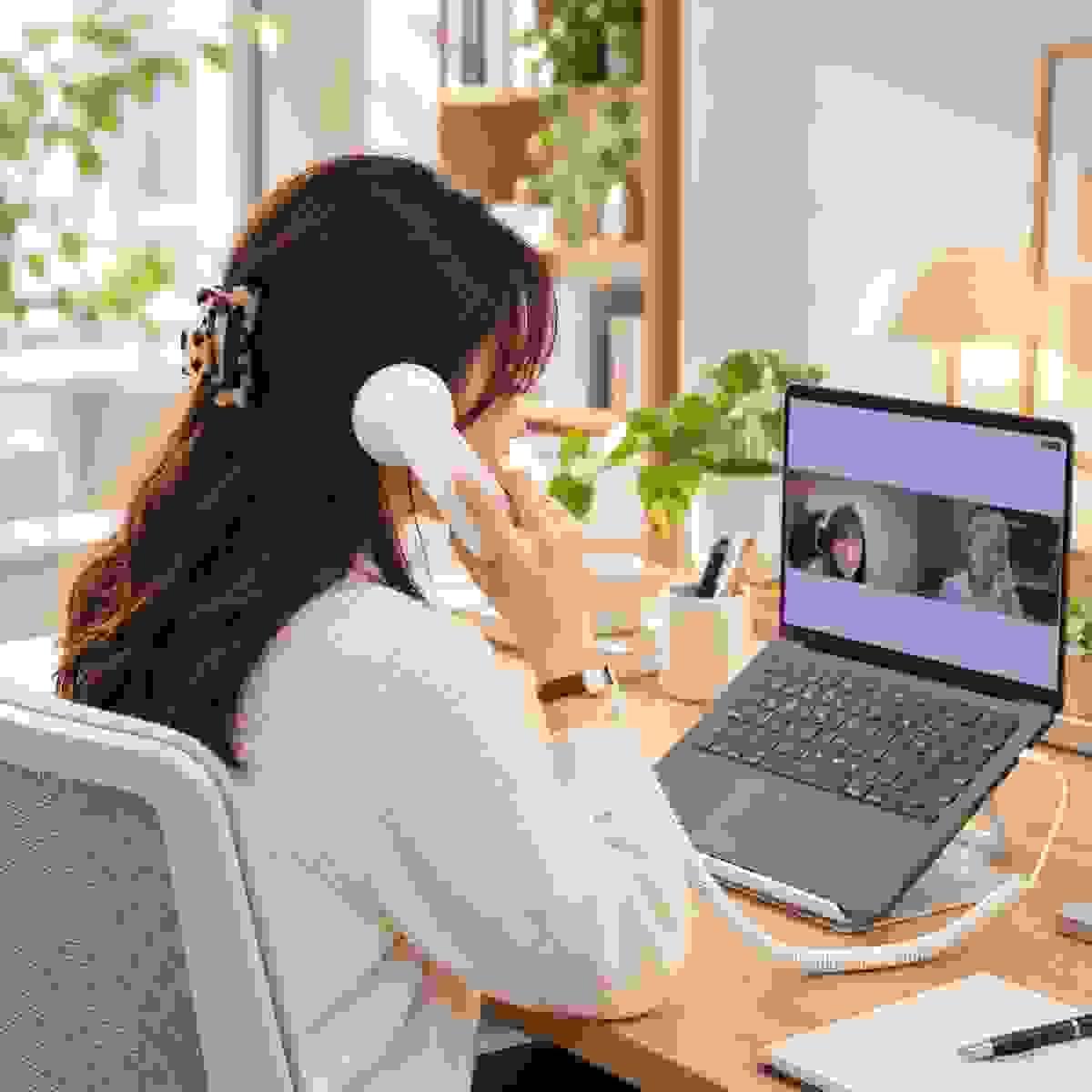 White 3289 USB Type-C retro phone handset used for office and remote work with a laptop White 3289 USB Type-C retro phone handset used for office and remote work with a laptop