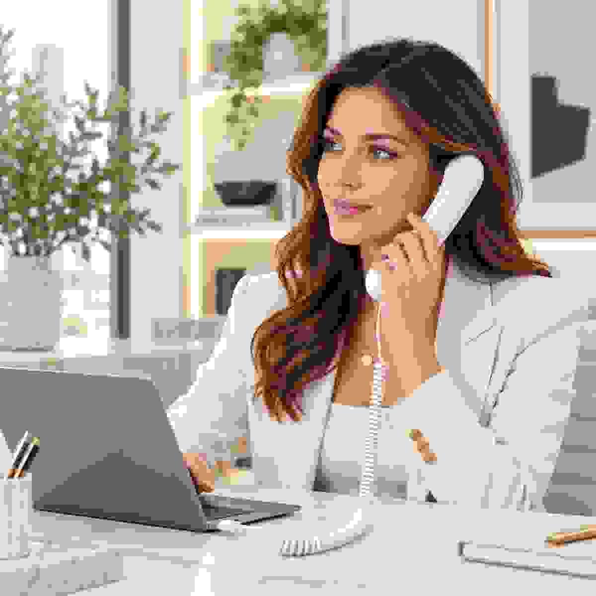 White 3289 USB Type-C retro phone handset used with a laptop for voice calls in a modern workspace White 3289 USB Type-C retro phone handset used with a laptop for voice calls in a modern workspace