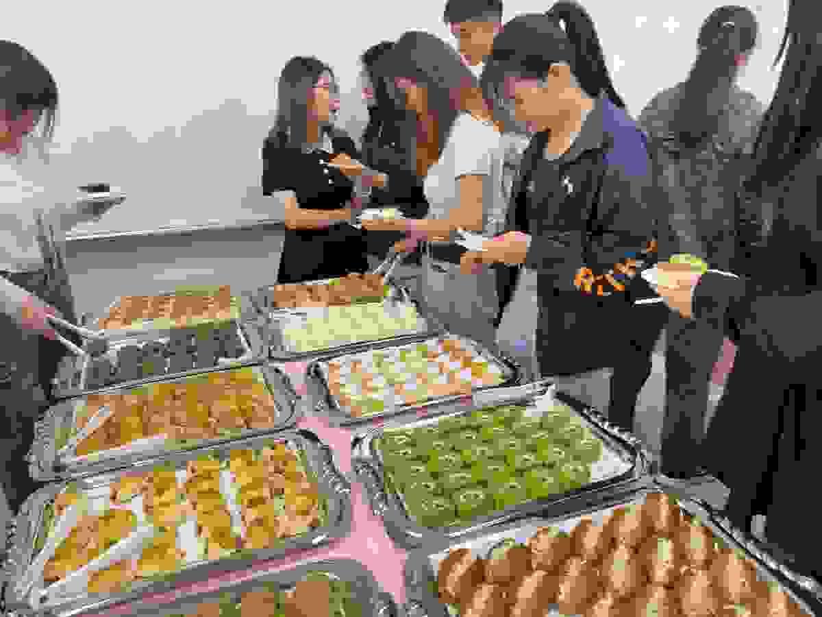 學生於迎新活動上開心享用餐點