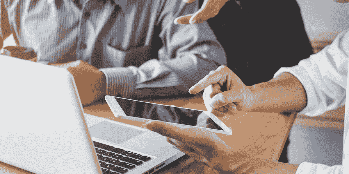 Réunion sur la rédaction d’un brief de communication efficace entre une agence et son client.
